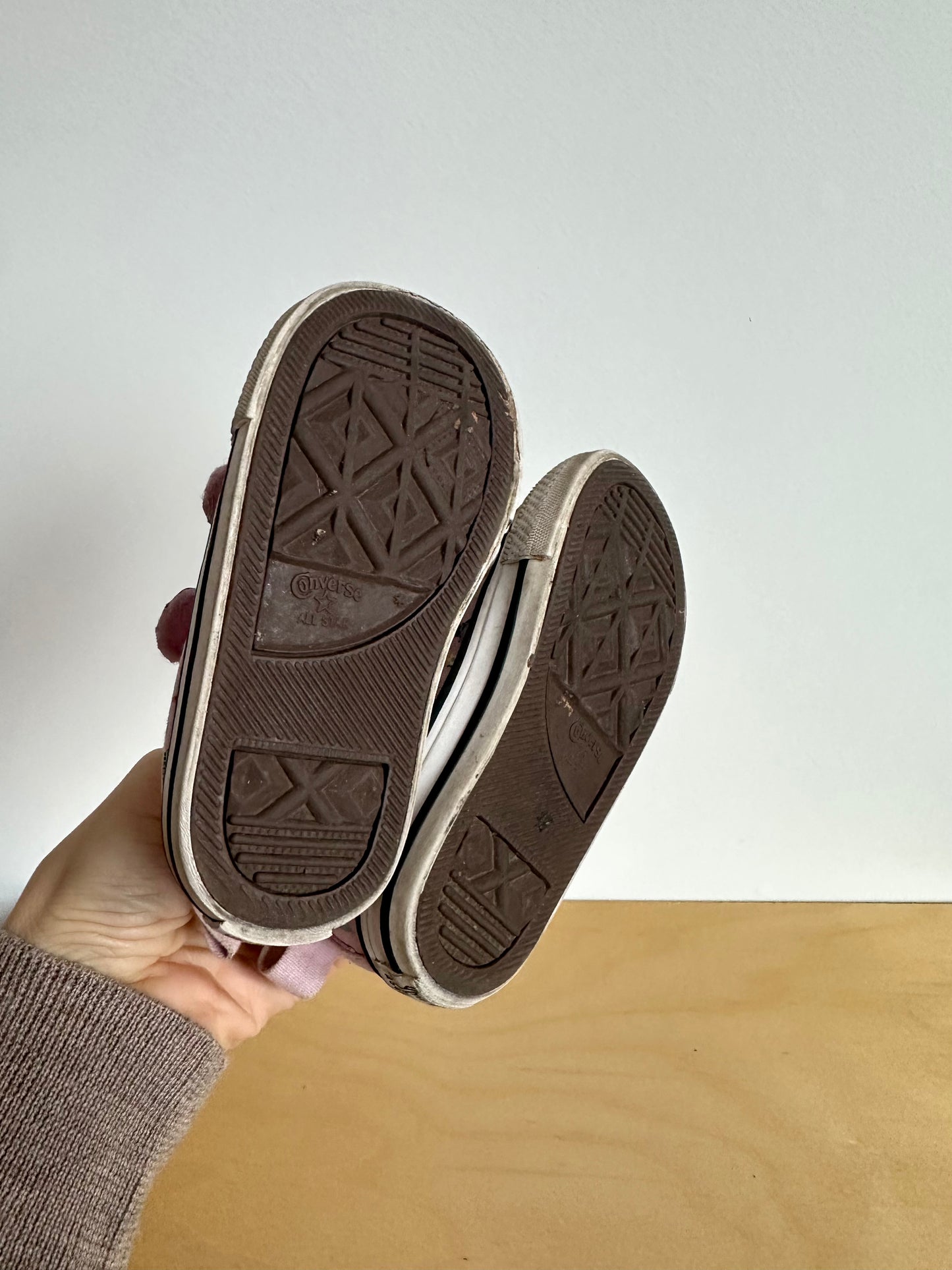 Converse Owl Sneakers / Size 5 Toddler