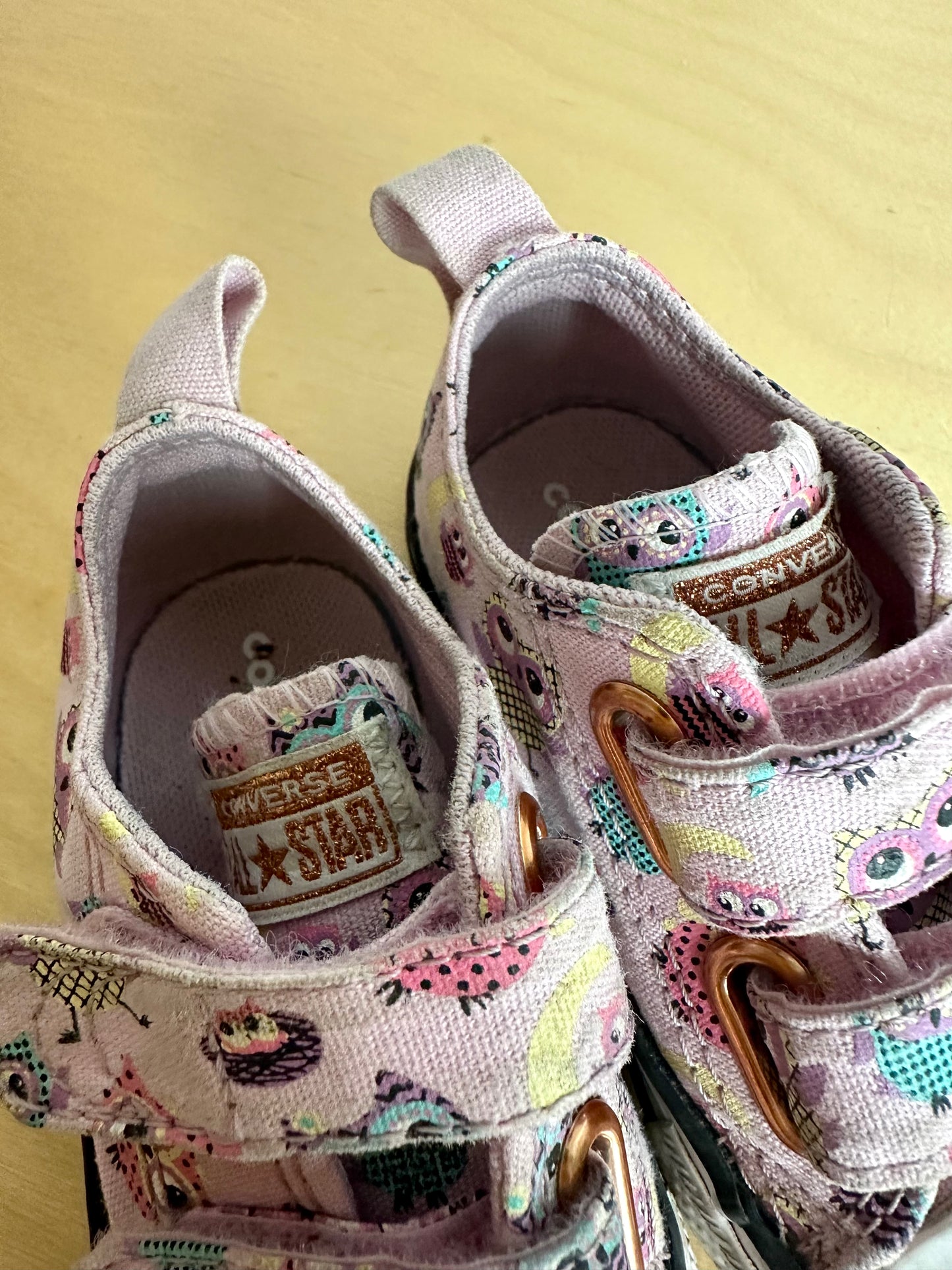 Converse Owl Sneakers / Size 5 Toddler