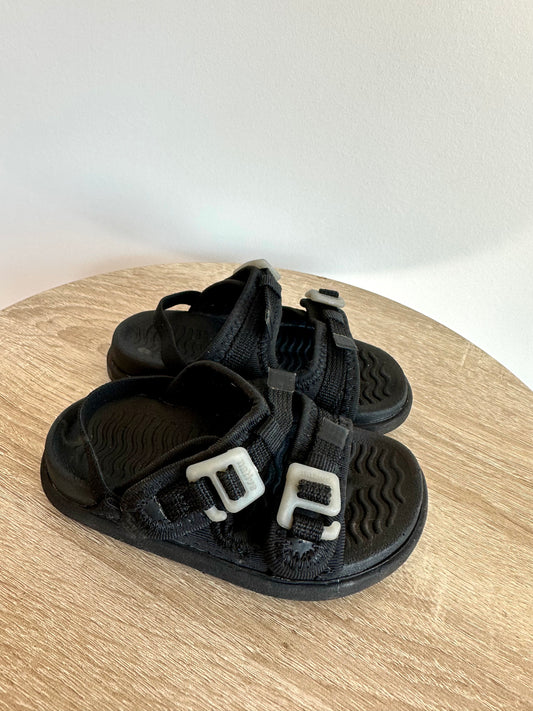 Native Strap Sandals / Size 6 Toddler
