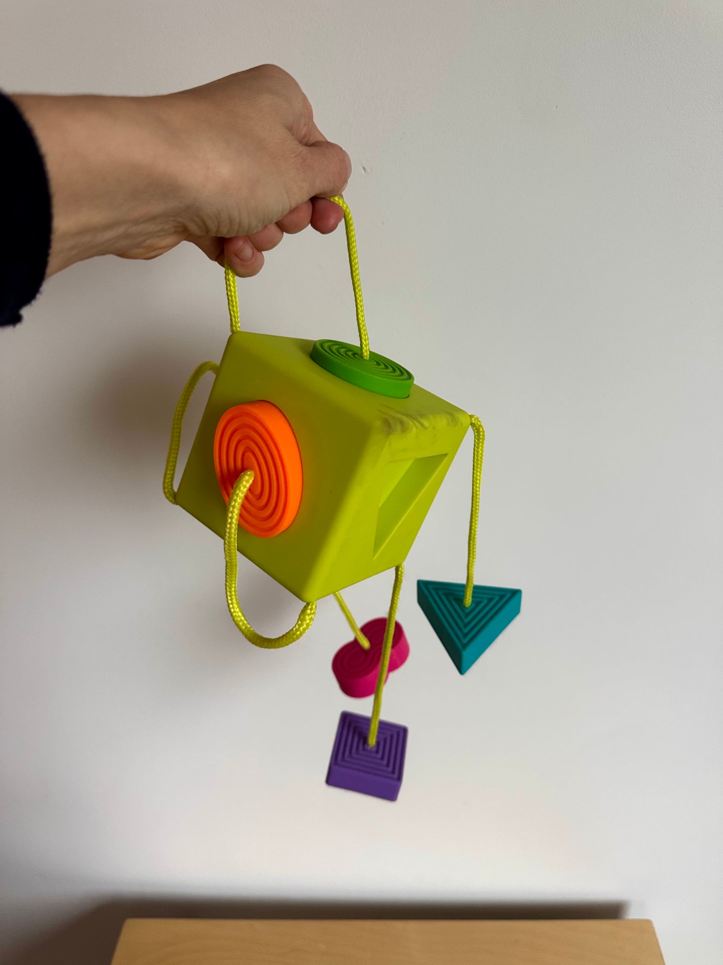 Fat Brain Toys OombeeCube (No Shipping)