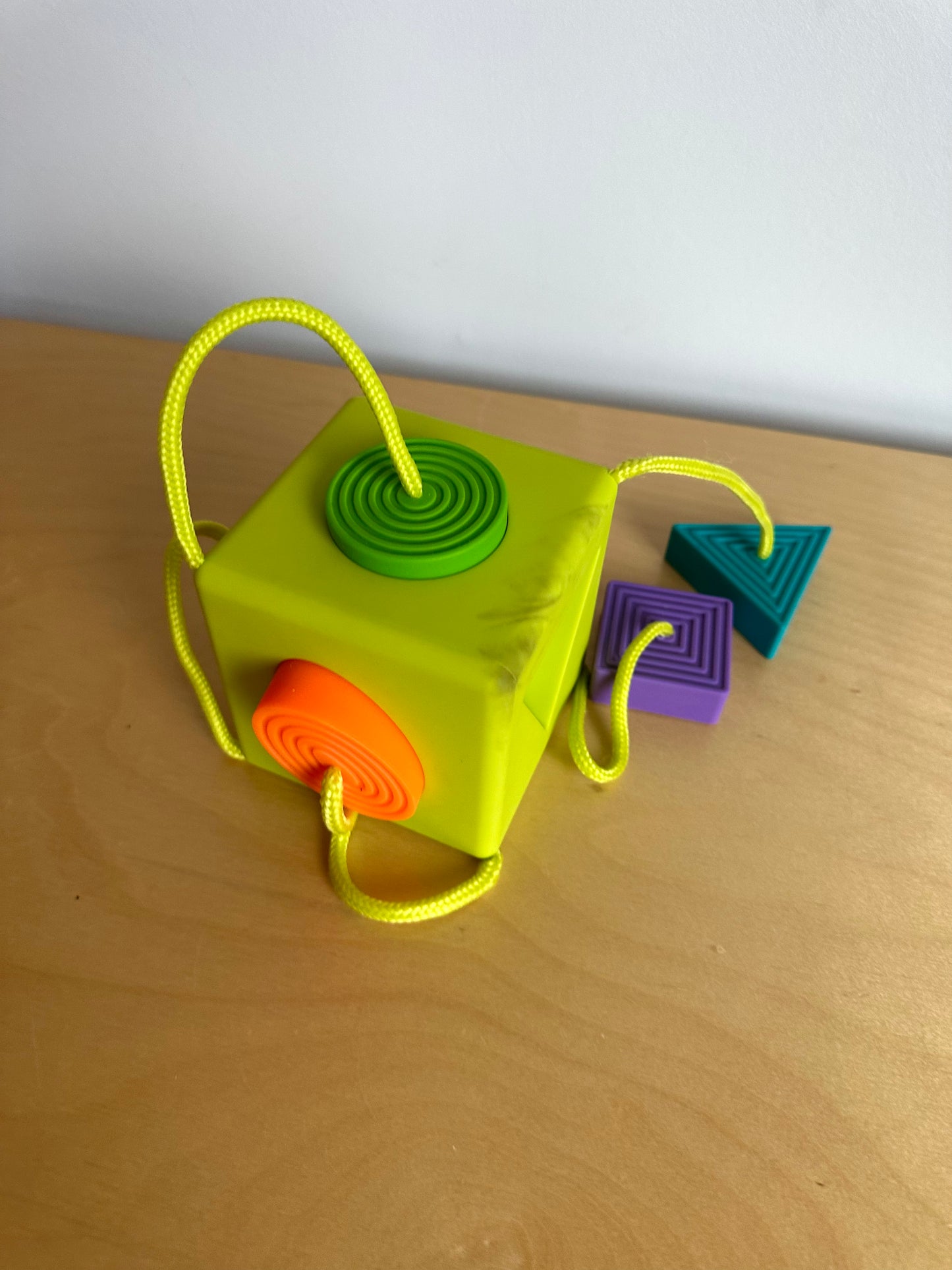 Fat Brain Toys OombeeCube (No Shipping)