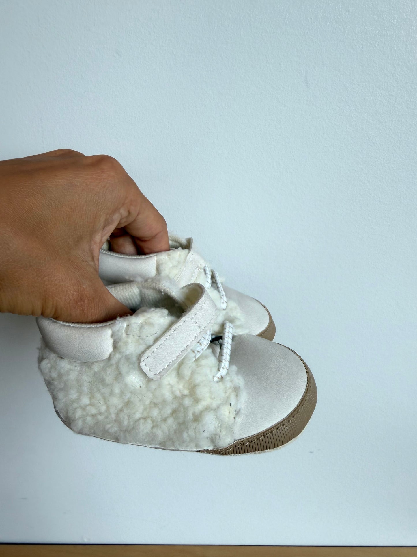 Cream Wooly Shoes / 3-6m