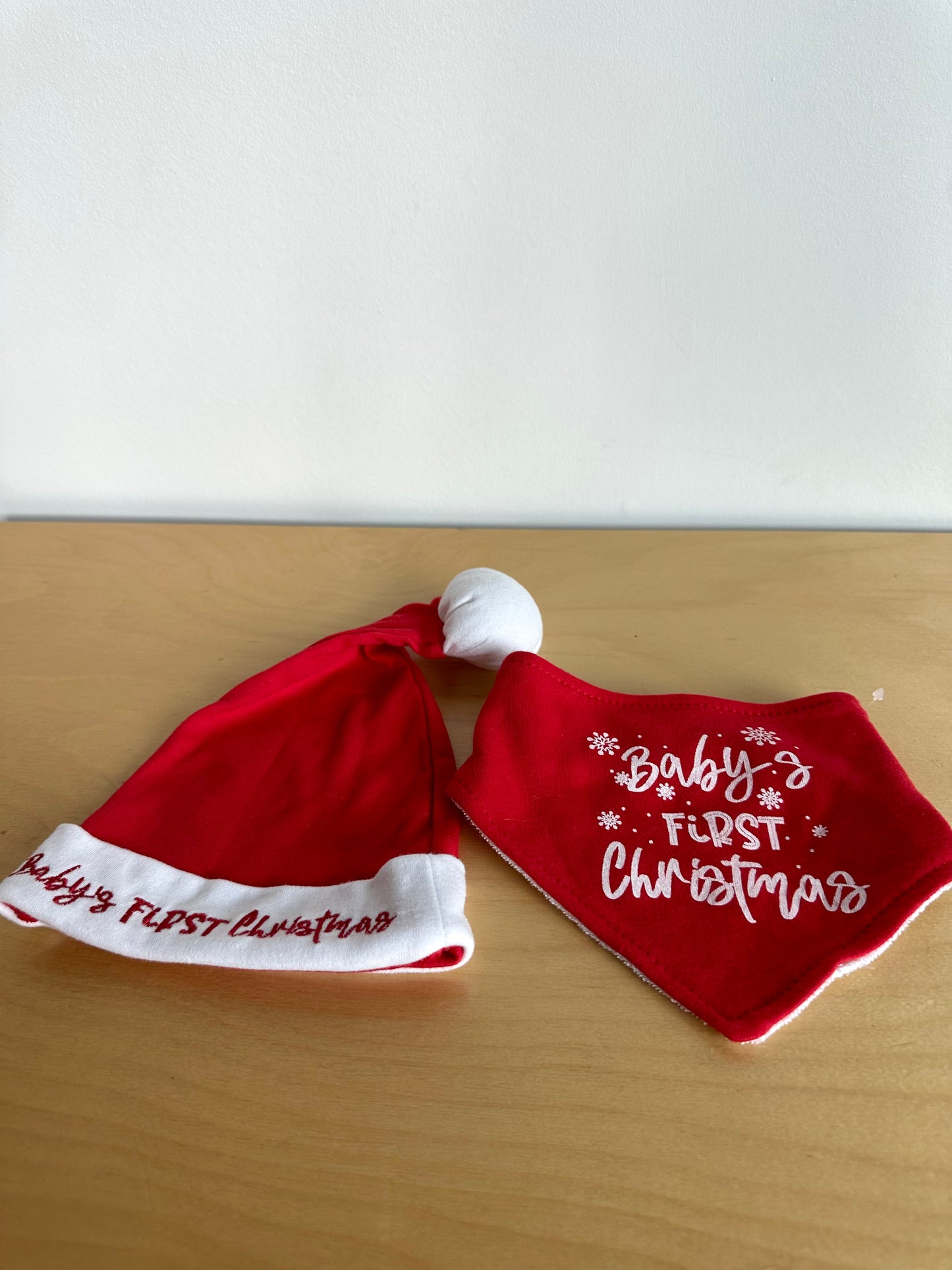 My First Christmas Hat + Red Bib / 4-12m?