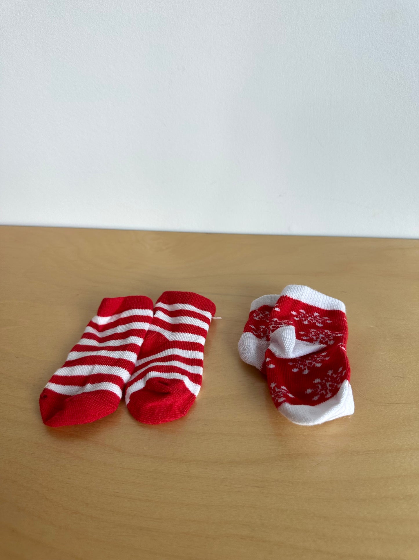 Christmas Red Socks (2) / 3-6m?