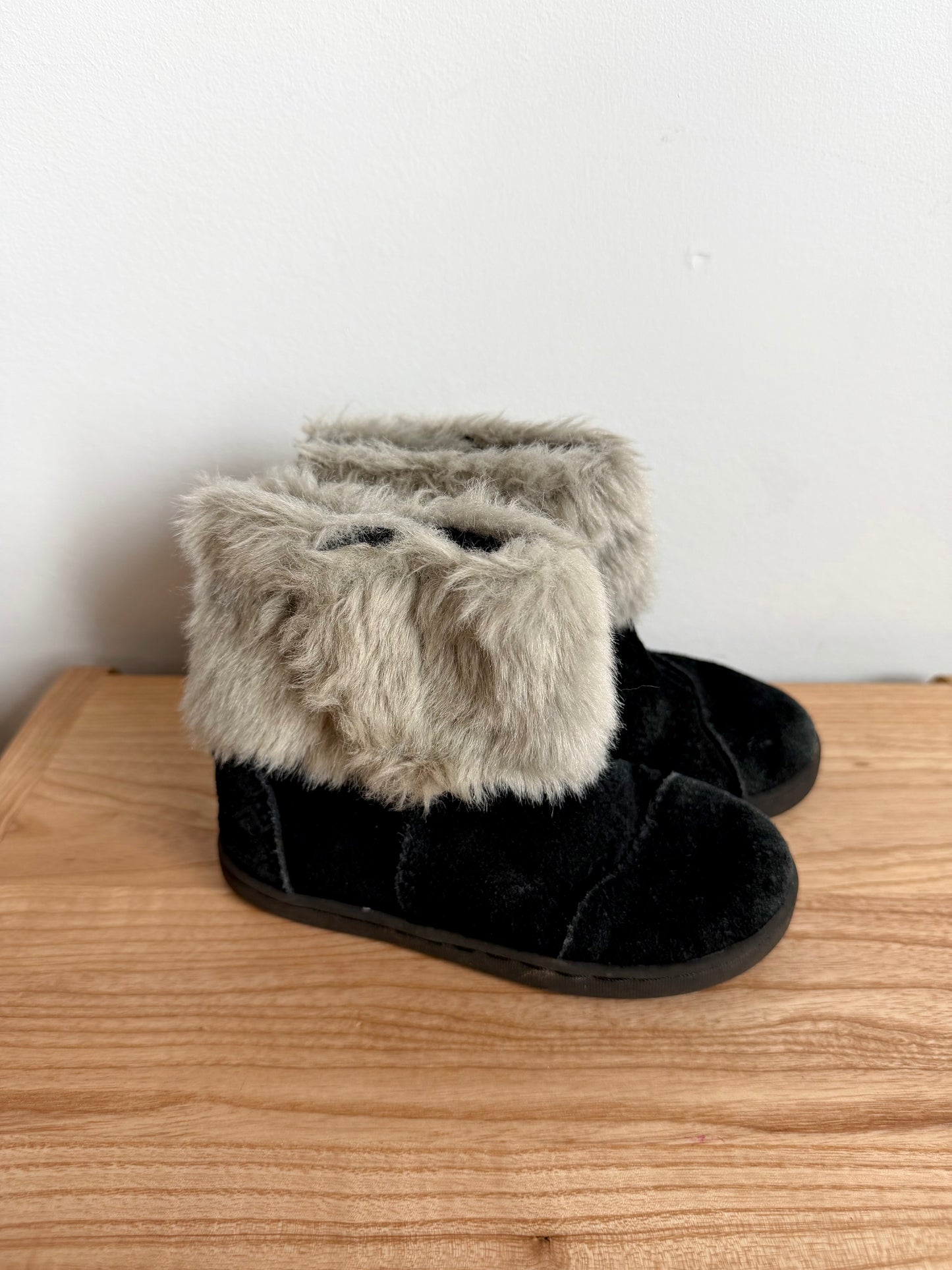 Toms Seude Boots with Grey Fur / Size 9 toddler