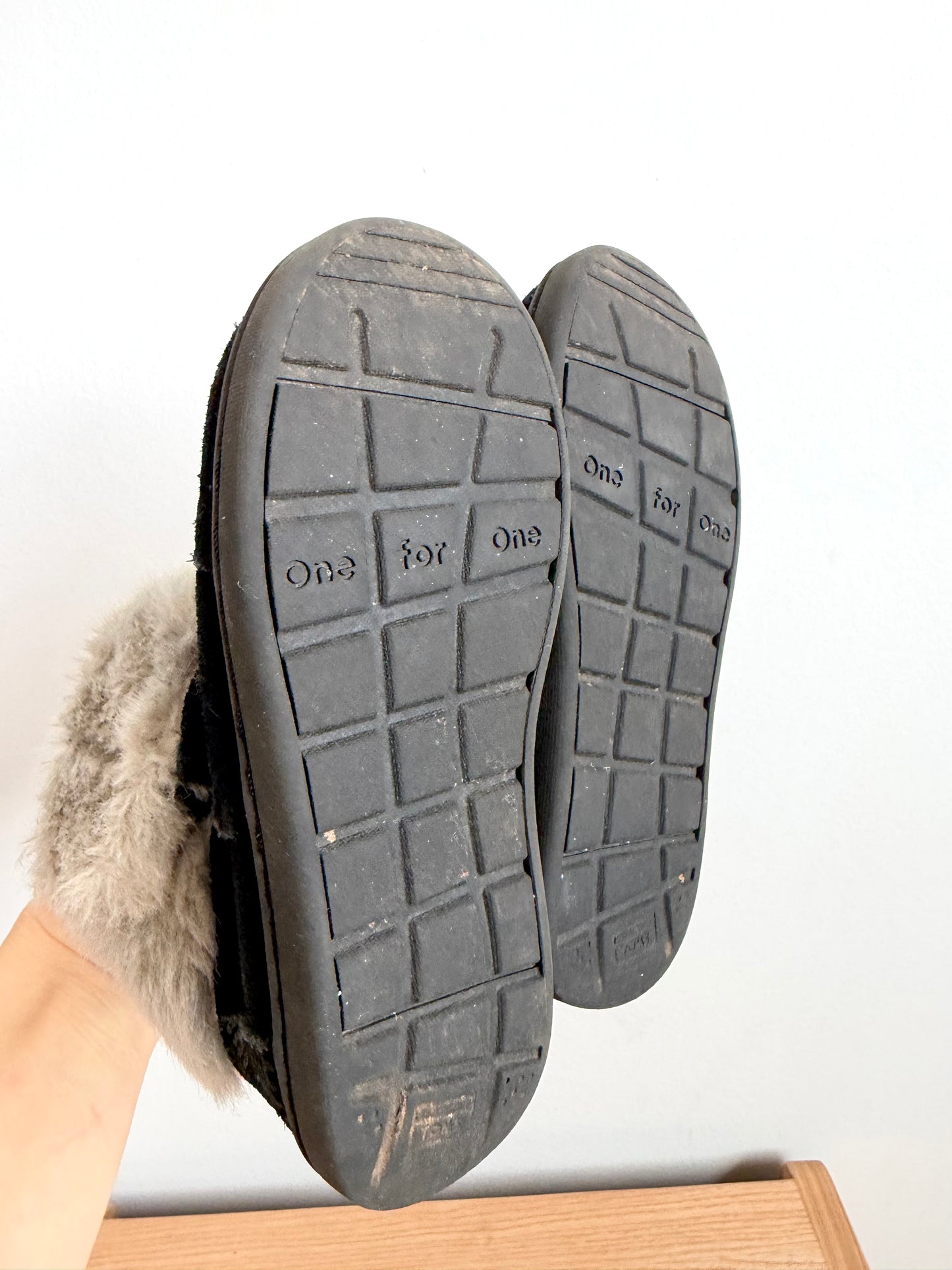 Toms Seude Boots with Grey Fur / Size 9 toddler