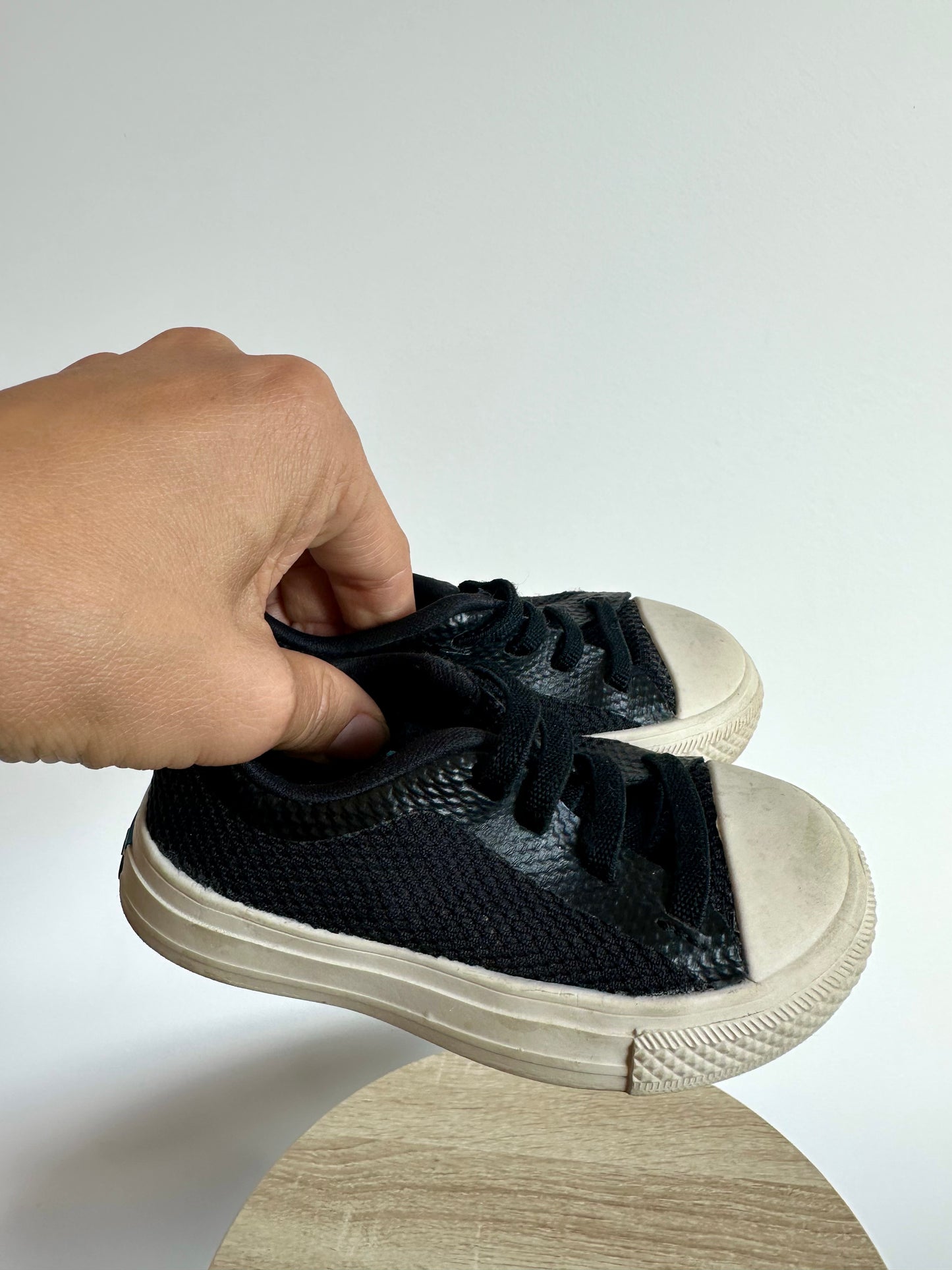 People Sneakers with Elastic Laces / Size 5 Toddler