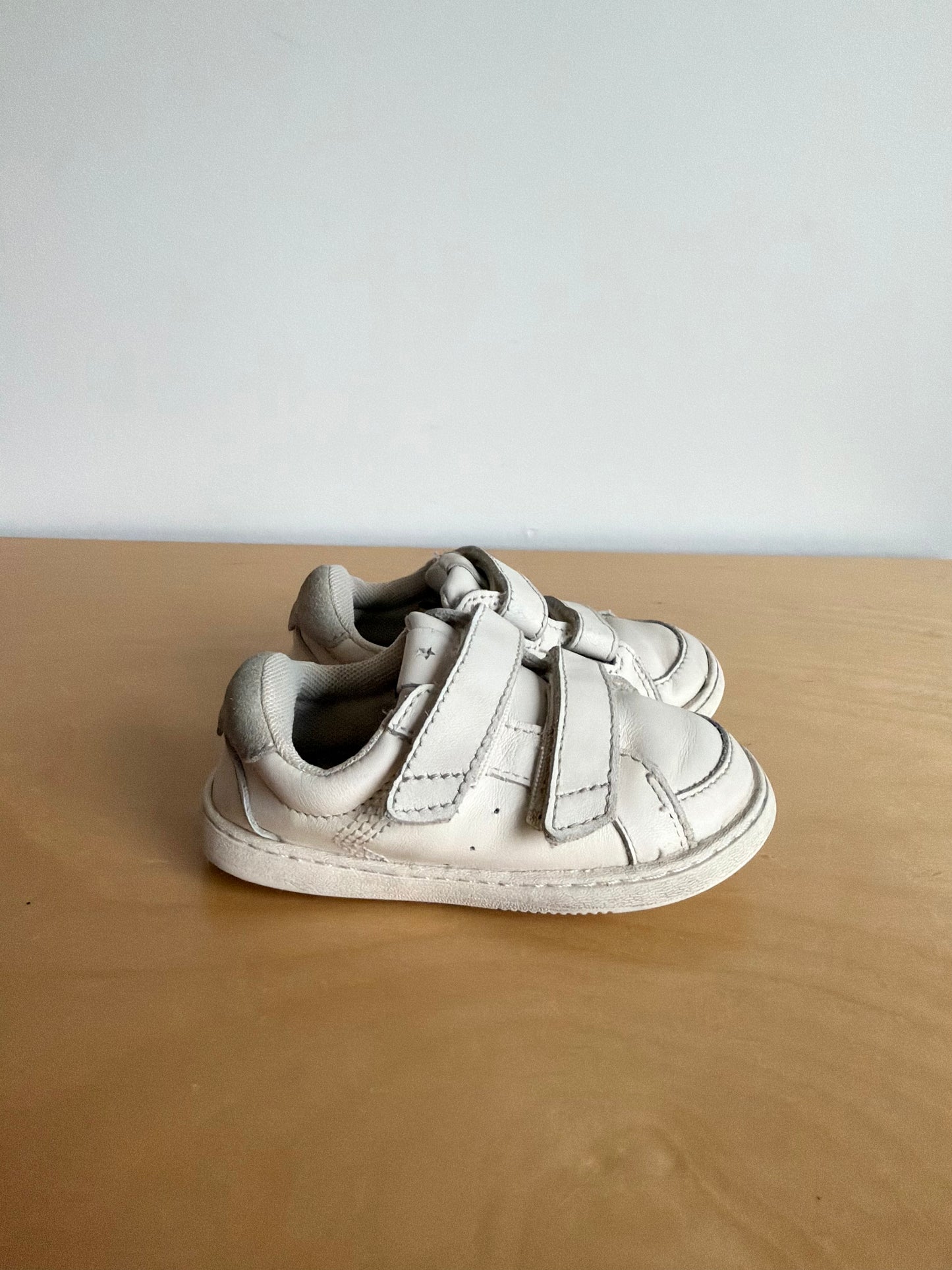 Zara Cream Star Shoes / Size 6.5 Toddler