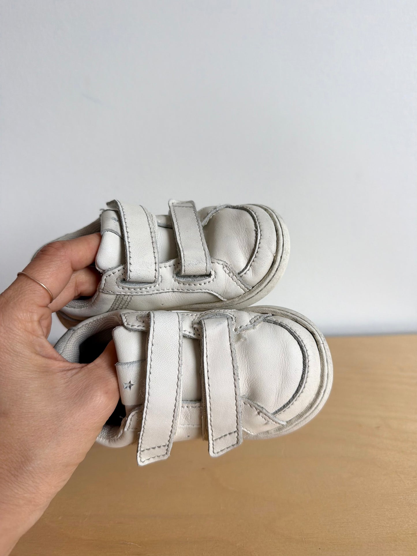 Zara Cream Star Shoes / Size 6.5 Toddler