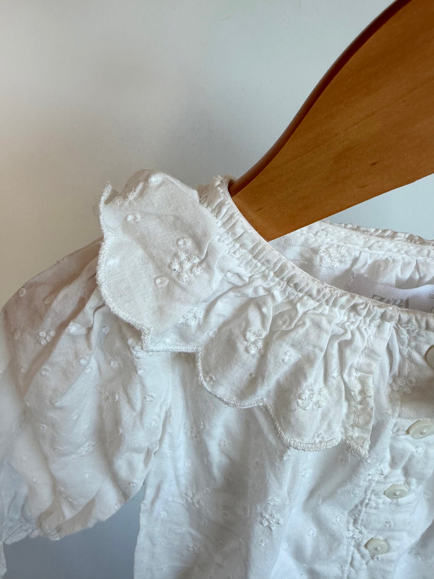 White Scallop Collar Embroidery Flowers Top / 6-9m