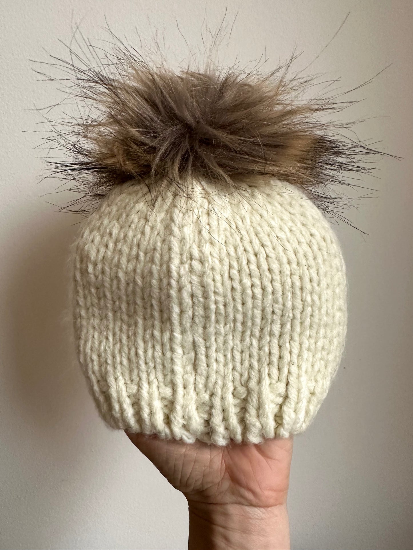 Cream Toque with Pom Pom / 6-12m?
