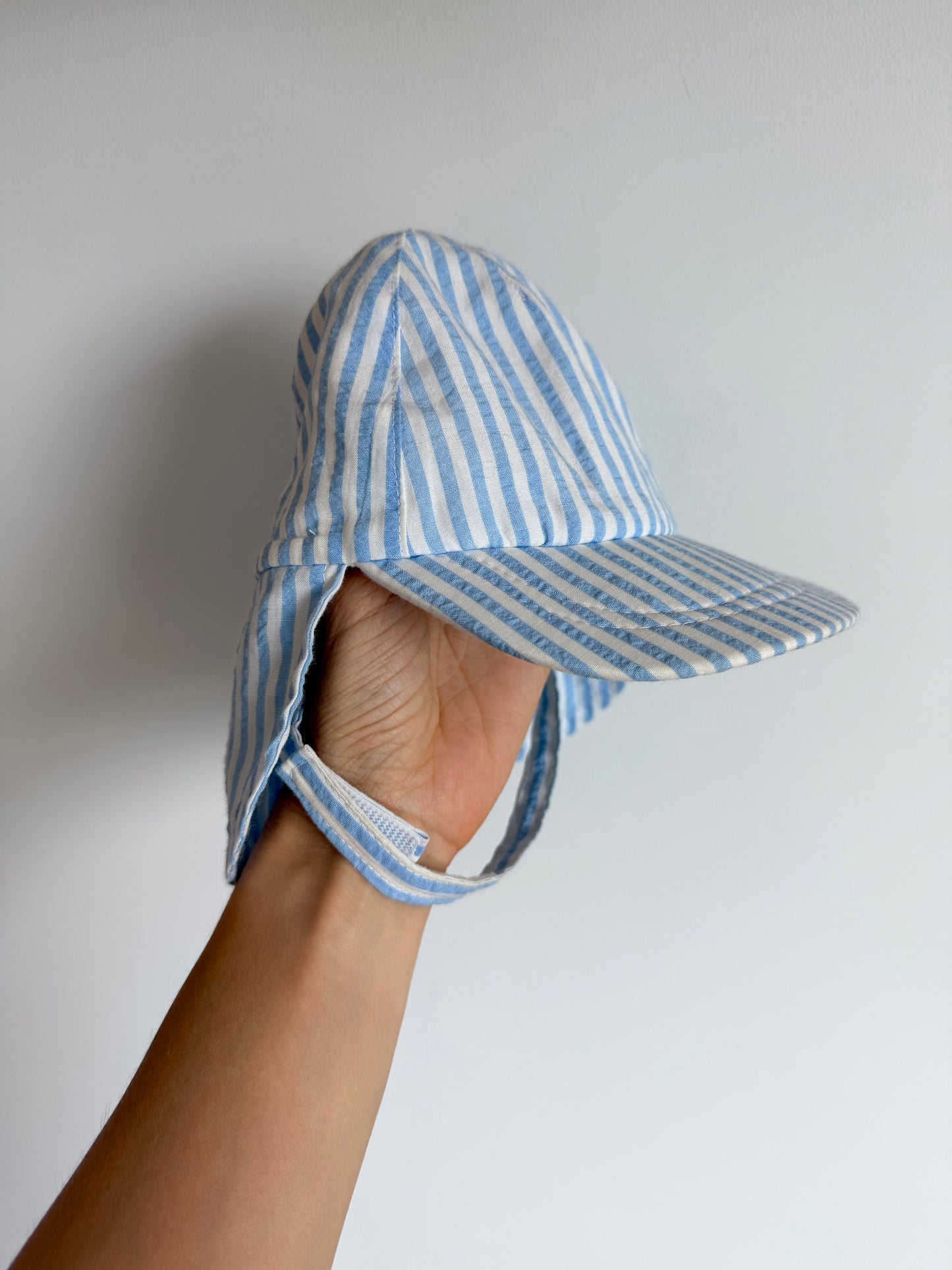 White Blue Striped Strap Hat (PLAY) / 3-6m