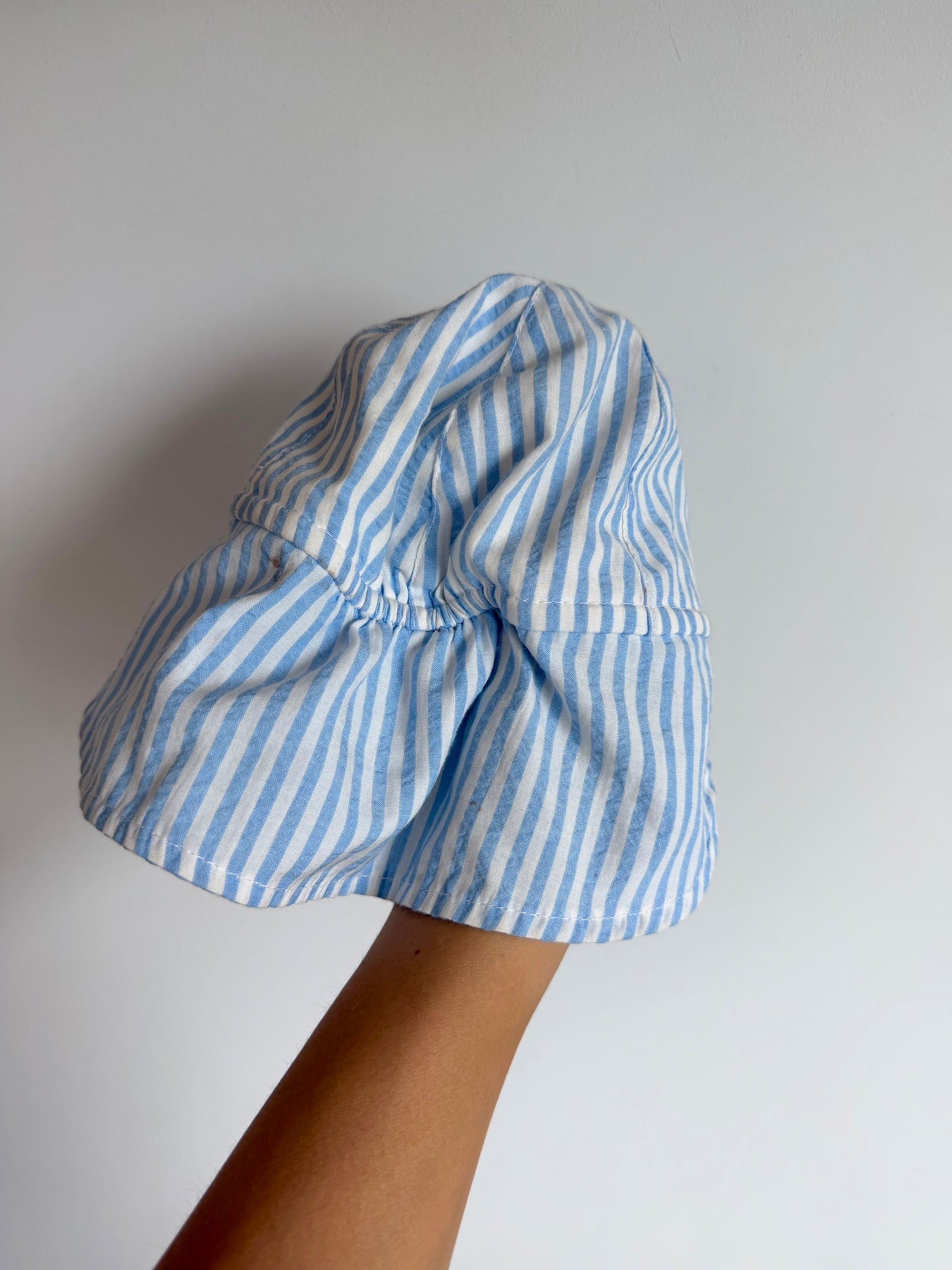 White Blue Striped Strap Hat (PLAY) / 3-6m