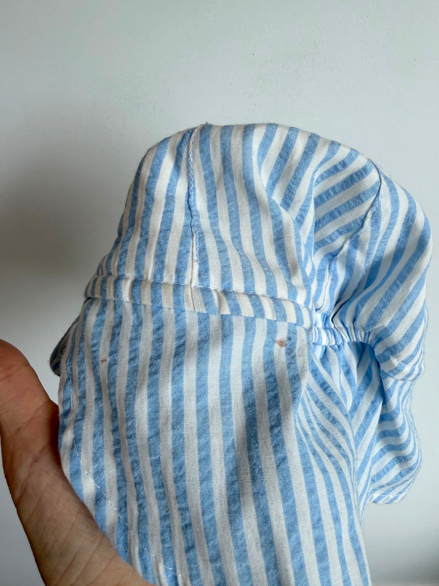 White Blue Striped Strap Hat (PLAY) / 3-6m