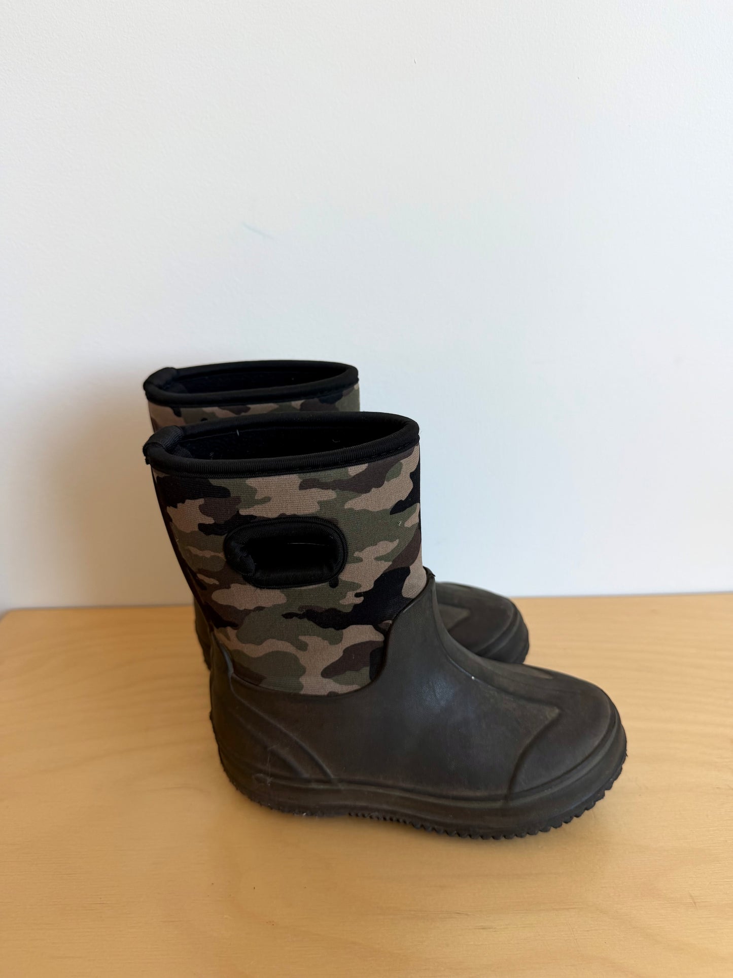 Camo Neoprene Rain Boots / Size 10 Toddler