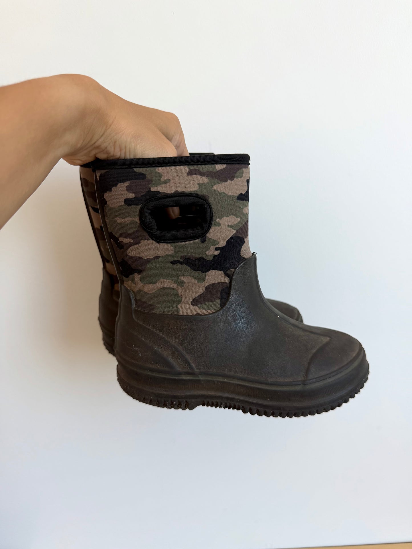 Camo Neoprene Rain Boots / Size 10 Toddler