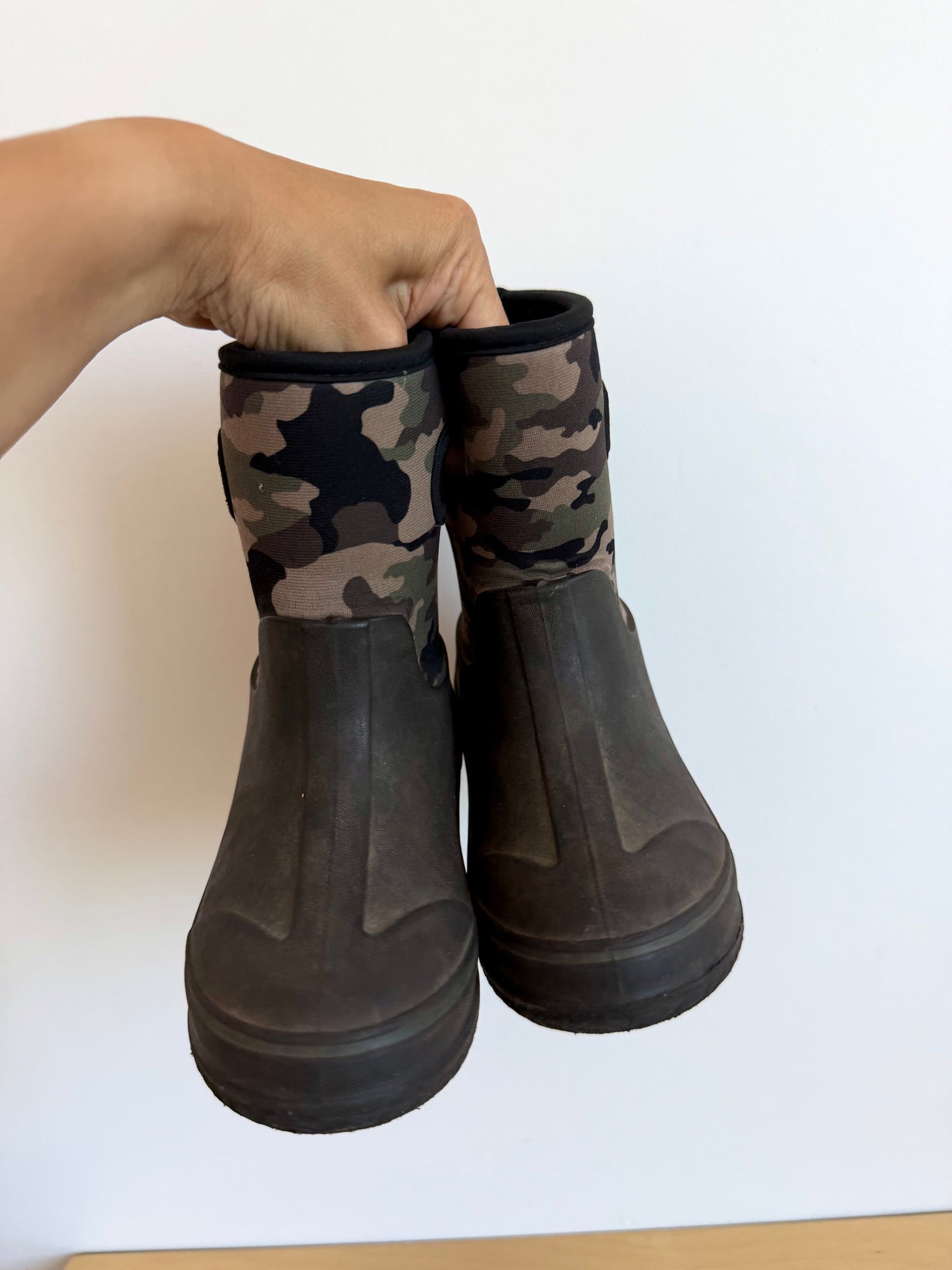 Camo Neoprene Rain Boots / Size 10 Toddler