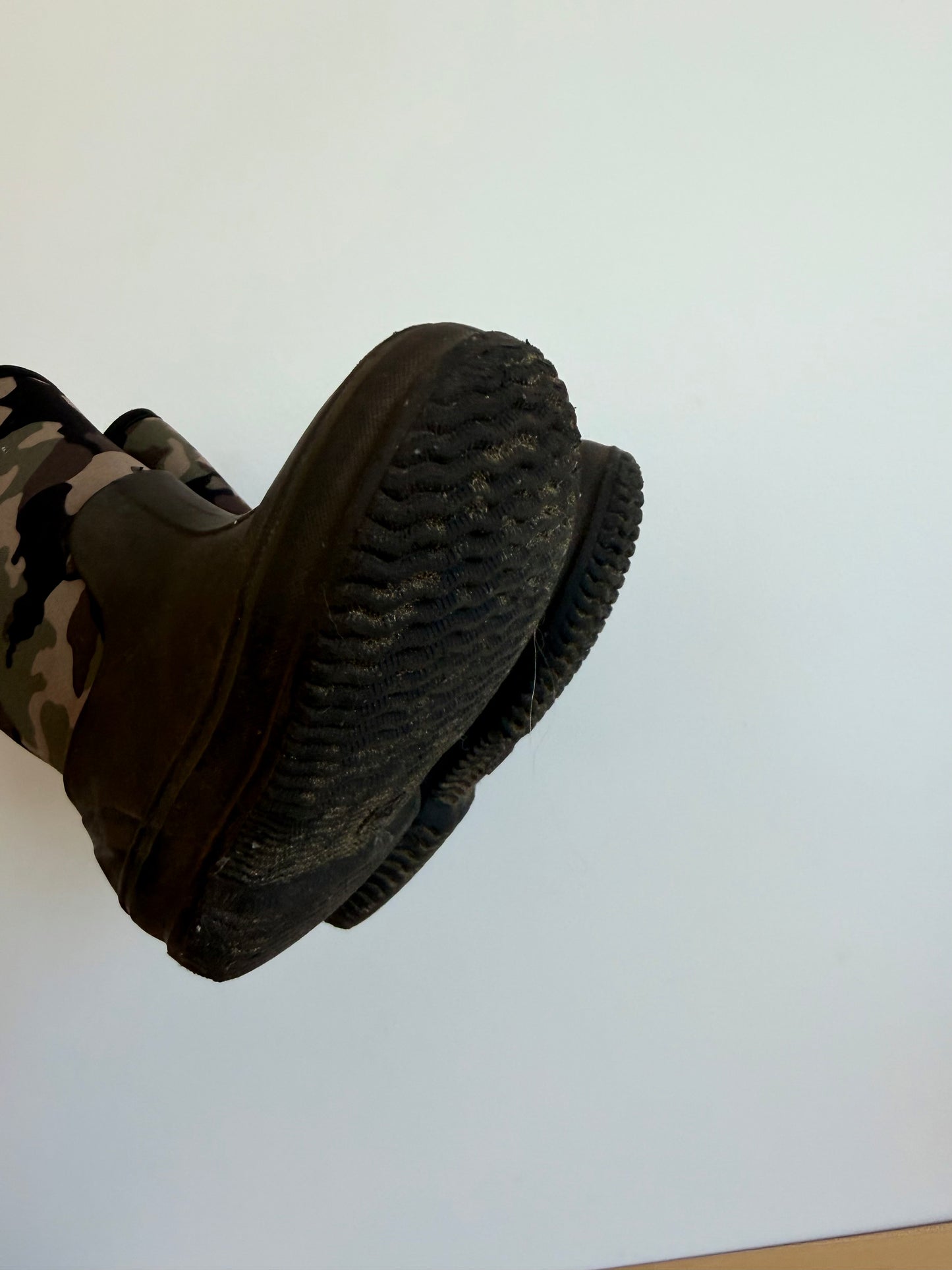 Camo Neoprene Rain Boots / Size 10 Toddler