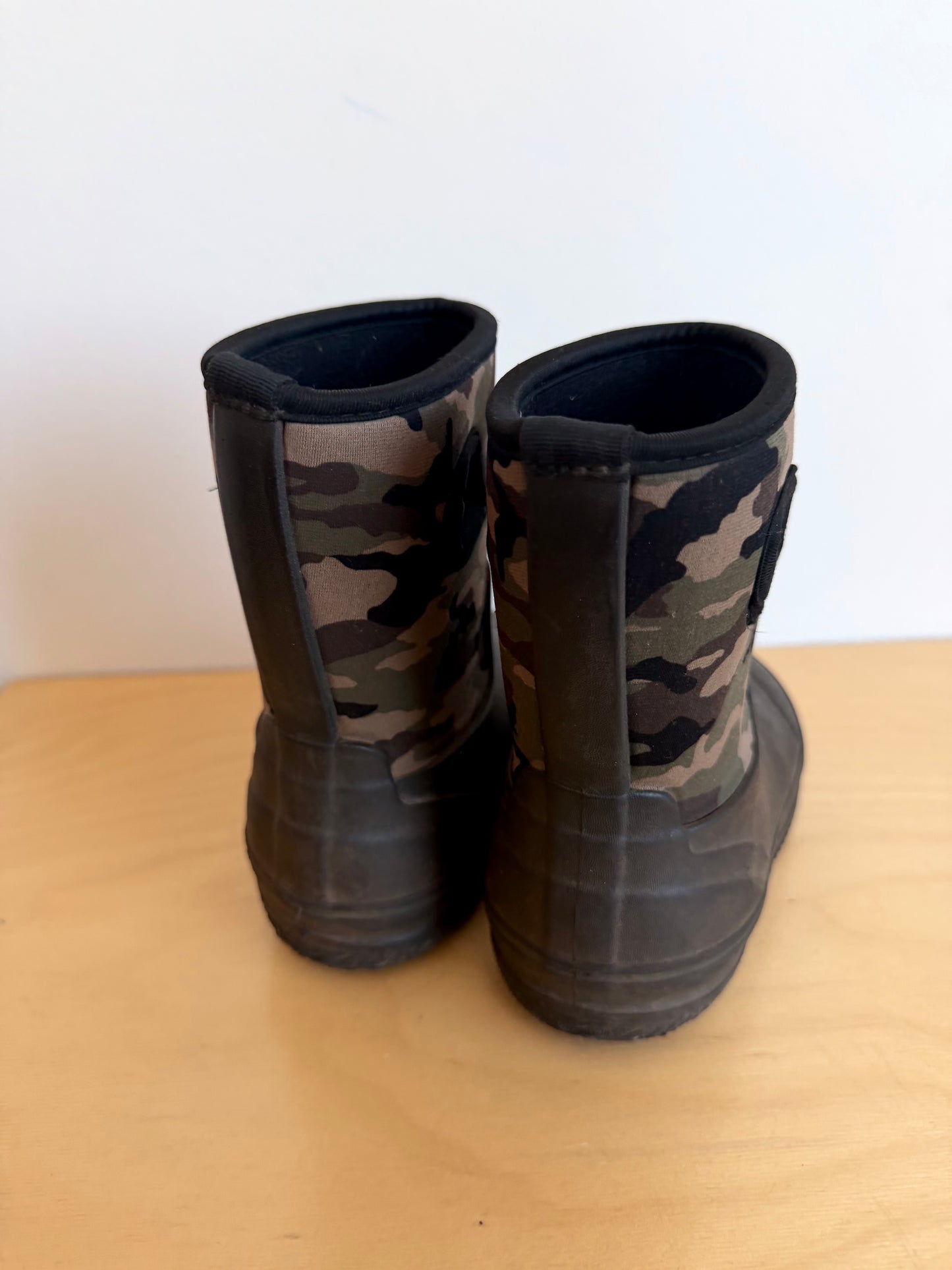 Camo Neoprene Rain Boots / Size 10 Toddler