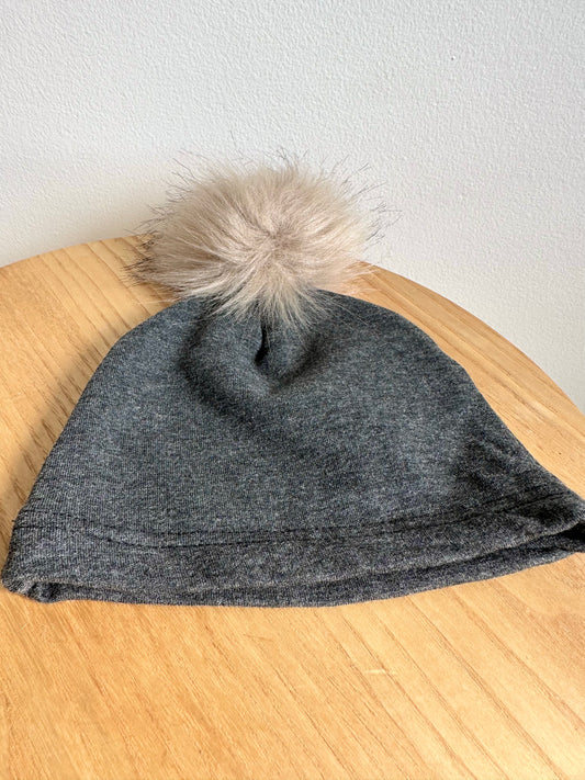 Grey Beanie with Pom Pom / 3-6m?