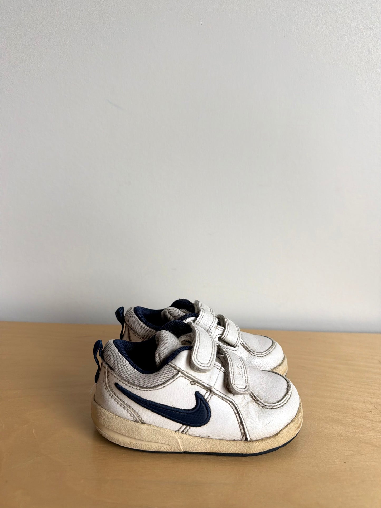 Nike White with Blue Swish Shoes (PLAY) / Size 6 toddler