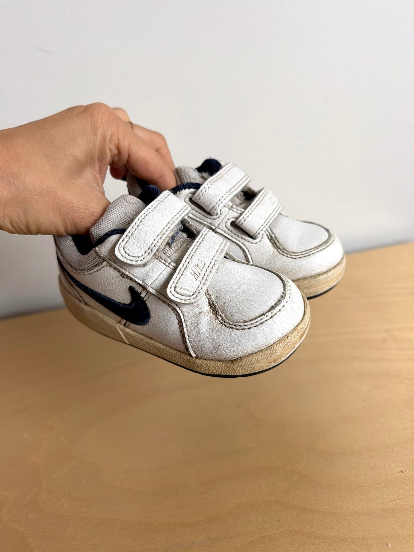 Nike White with Blue Swish Shoes (PLAY) / Size 6 toddler