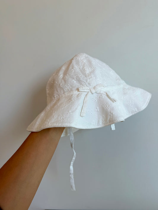 Gap White Eyelet Hat (With Tags) / 18-24m