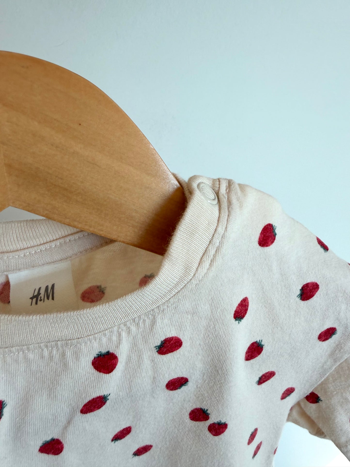 H&M Strawberry T-Shirt / 12-18m
