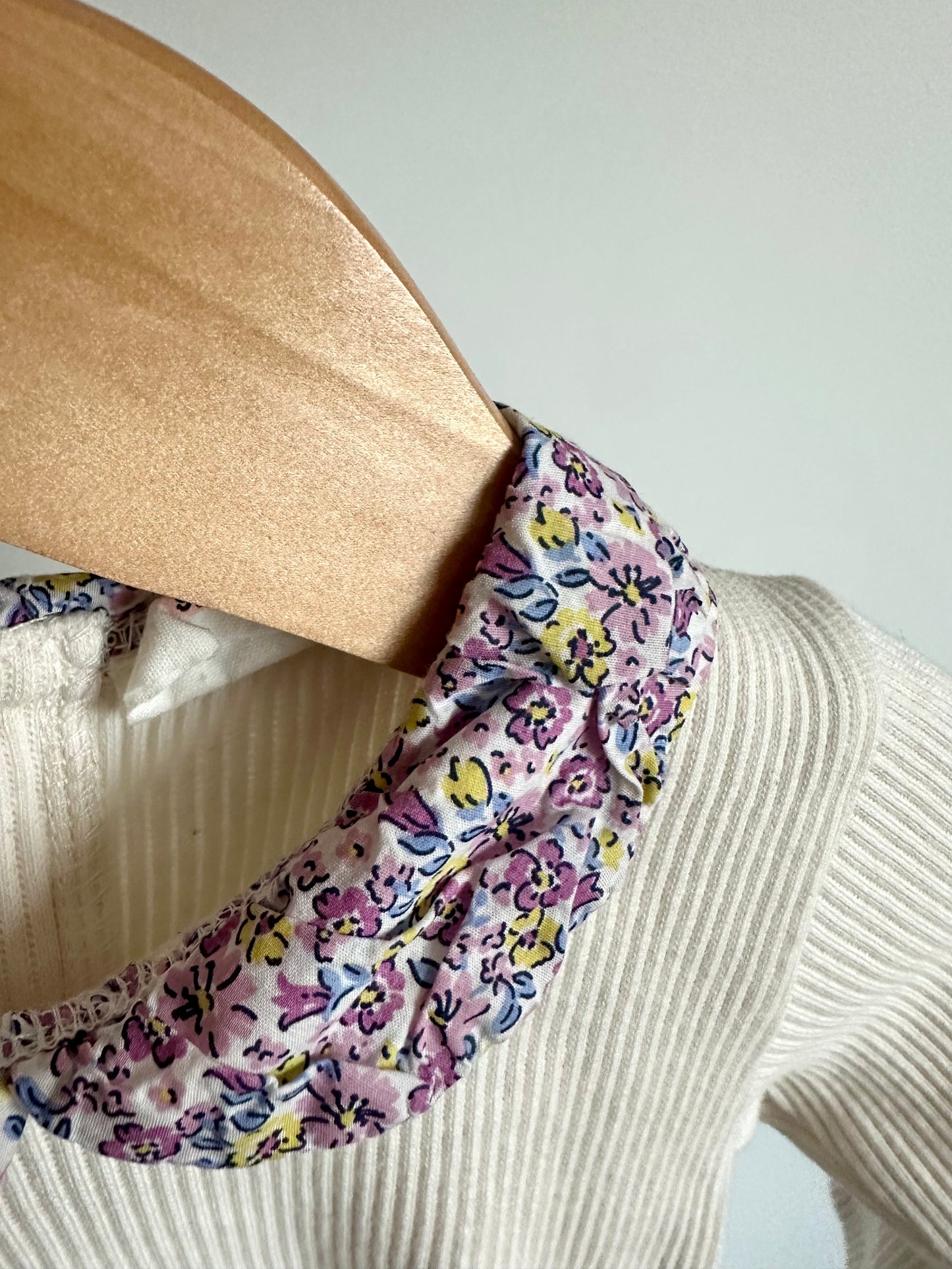 Ribbed Cream Top with a Floral Collar / 24m