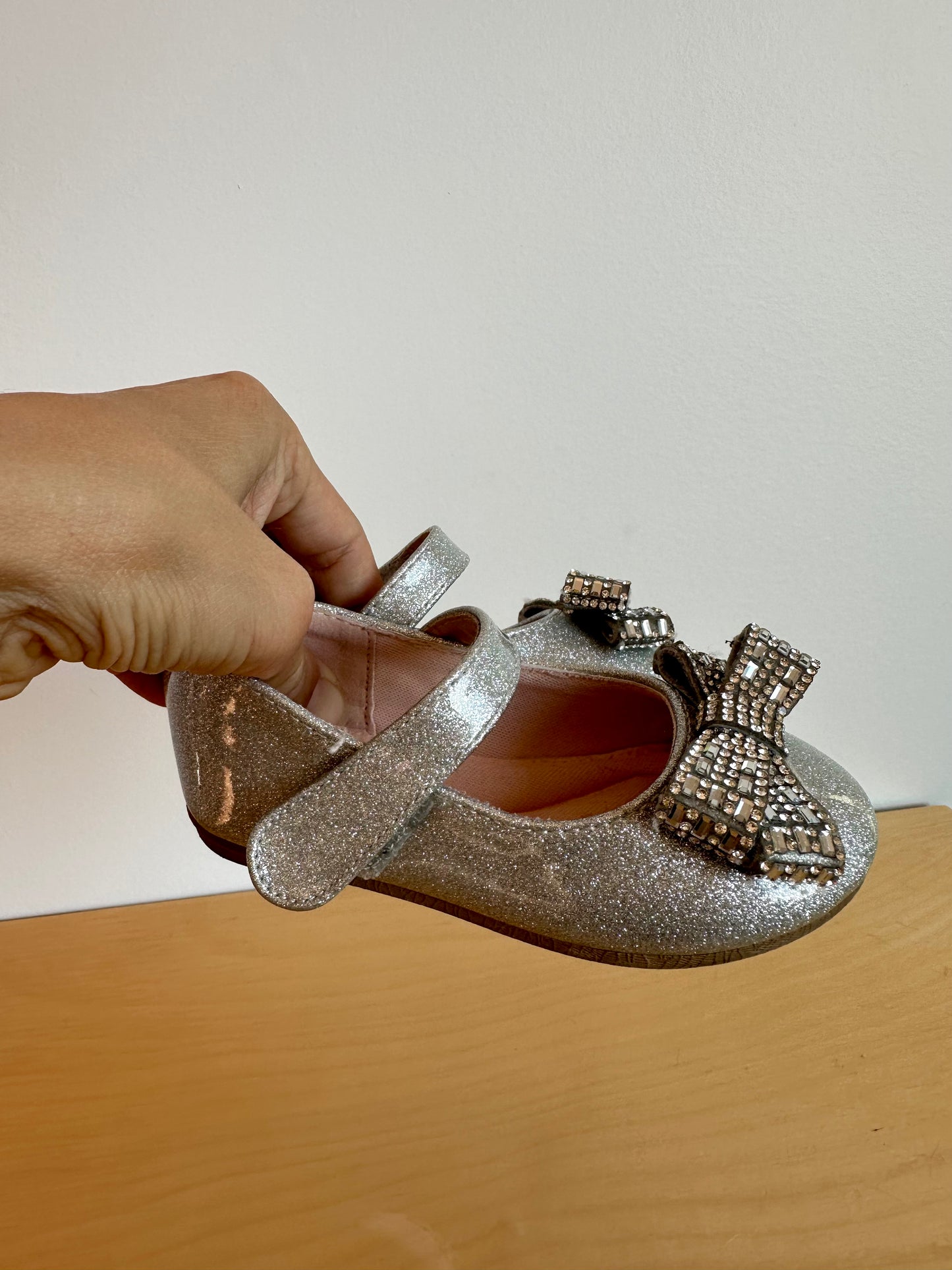 Silver Bow Ballerina Shoes / Size 6 Toddler