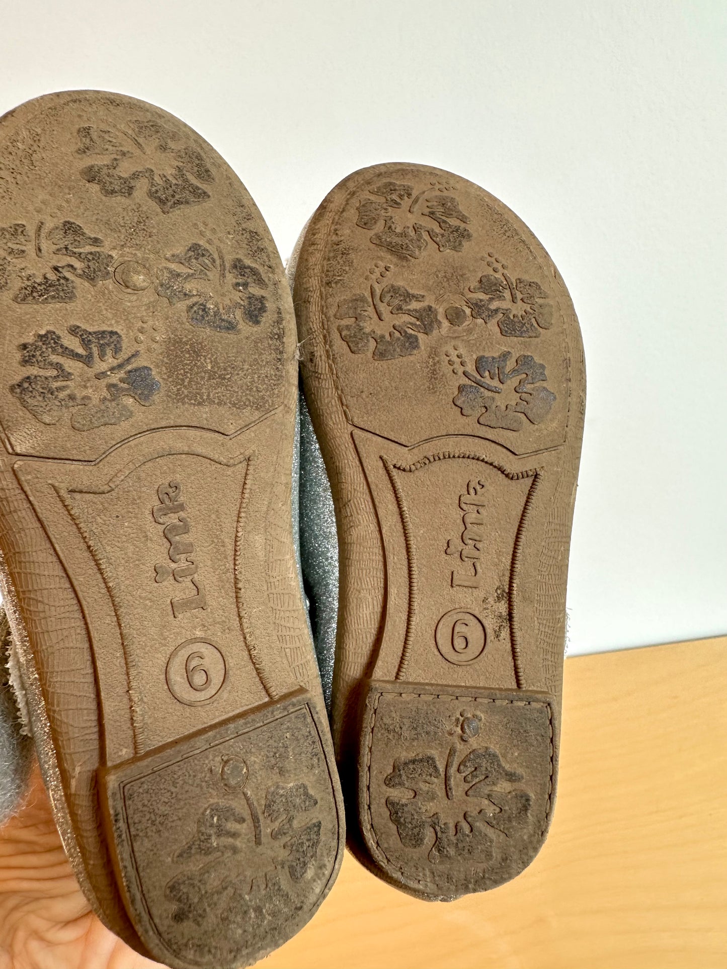 Silver Bow Ballerina Shoes / Size 6 Toddler