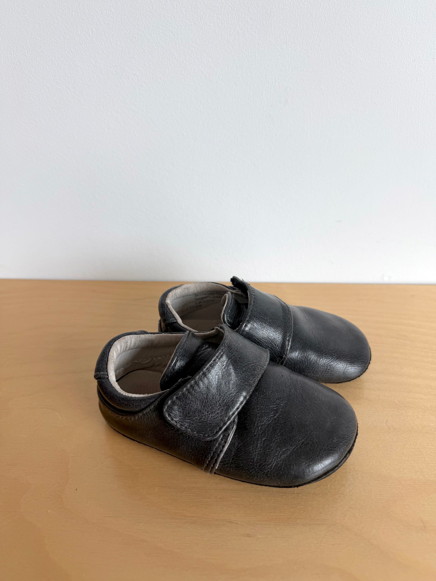 Black Leather Shoes / Size 7 Toddler