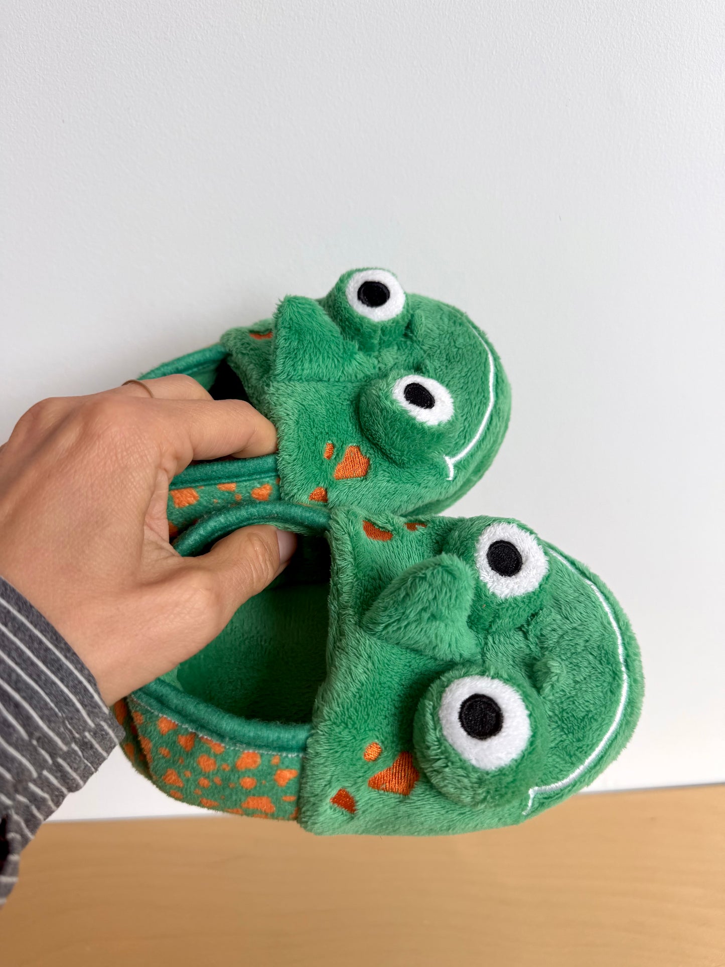 Frog Green Slippers / Size 7-8 Toddler (No Shipping)