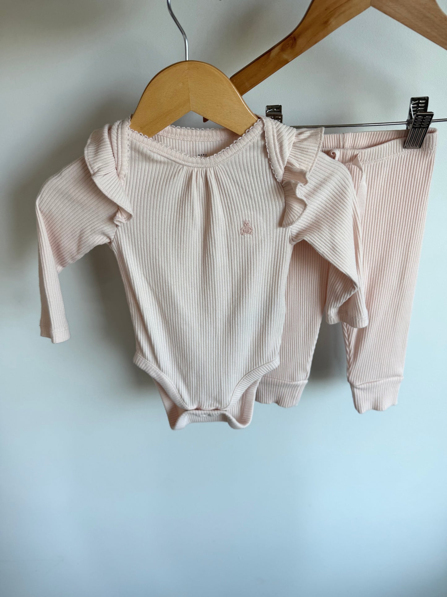 Gap Ribbed Bodysuit + Pants Set / 6-12m