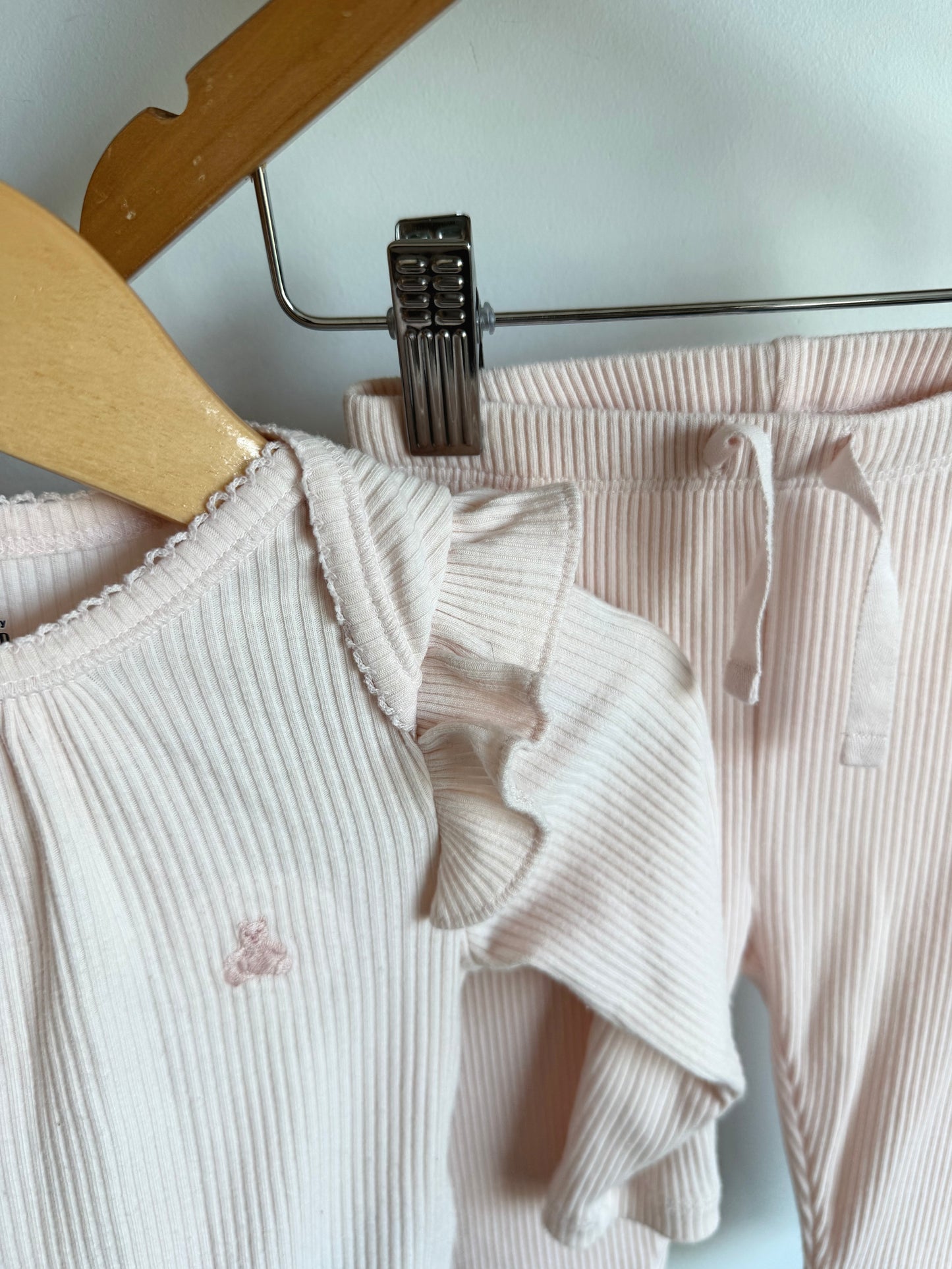 Gap Ribbed Bodysuit + Pants Set / 6-12m