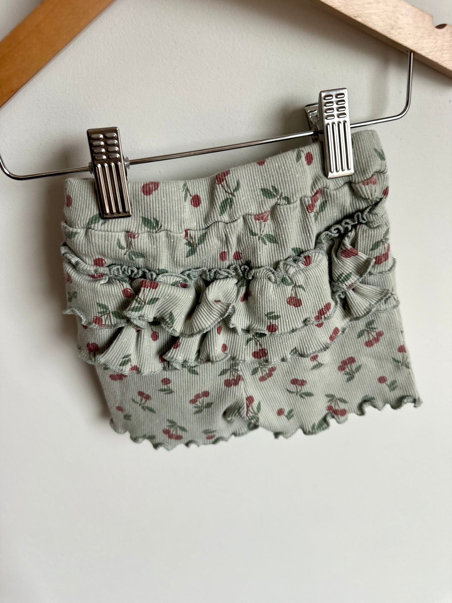 Cherry Ruffle Bottom Shorts / 2T?
