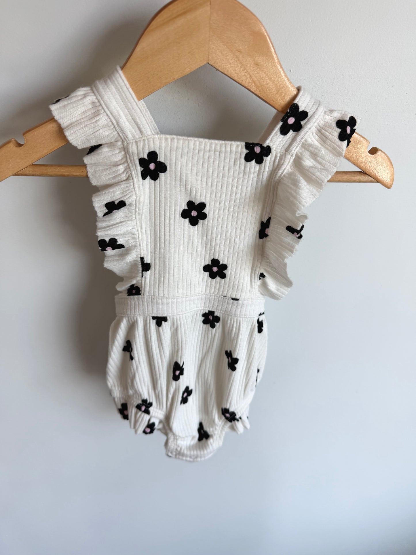 White Ribbed Floral Overall Bubble Shorts / 6-9m