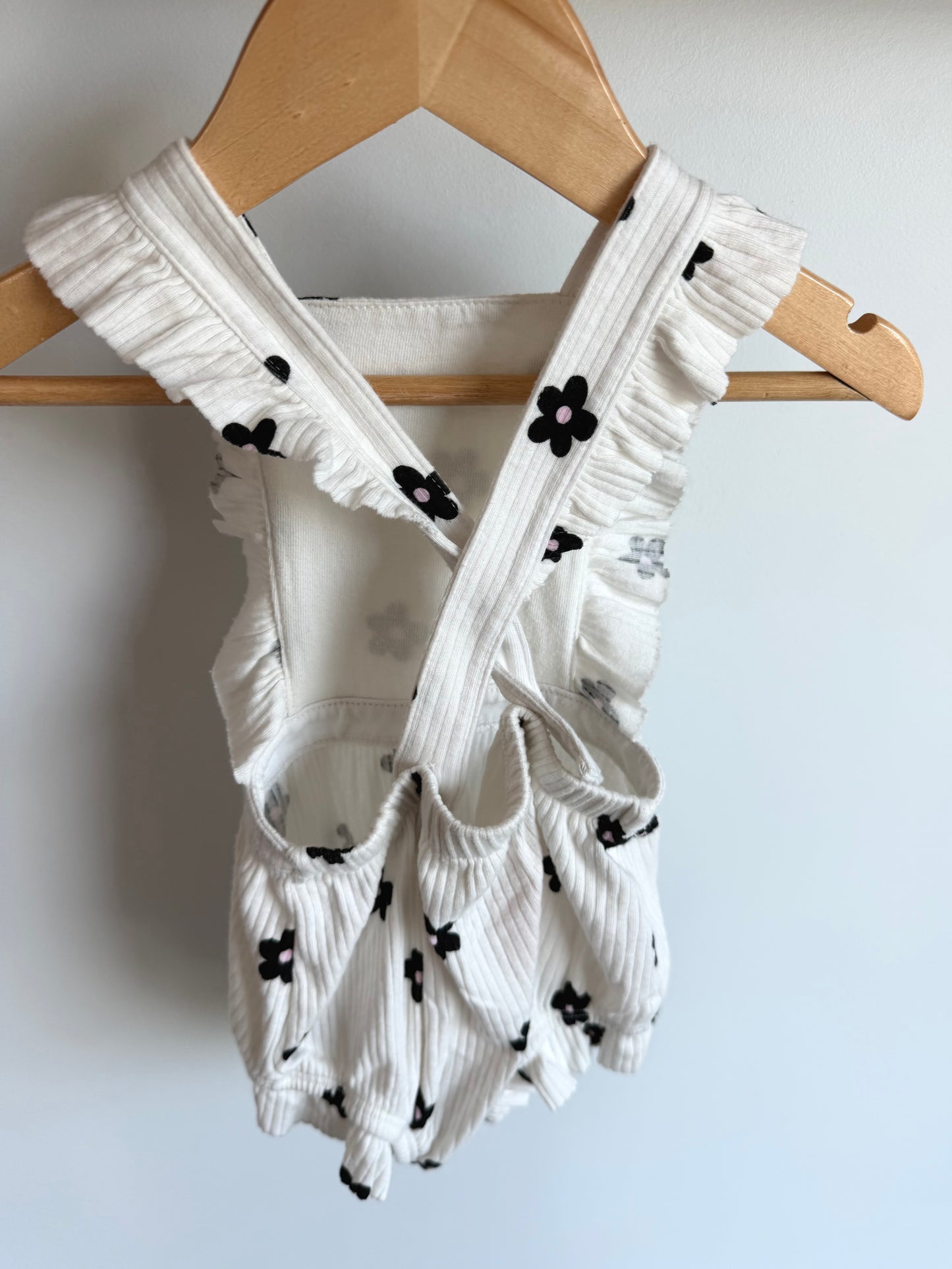 White Ribbed Floral Overall Bubble Shorts / 6-9m