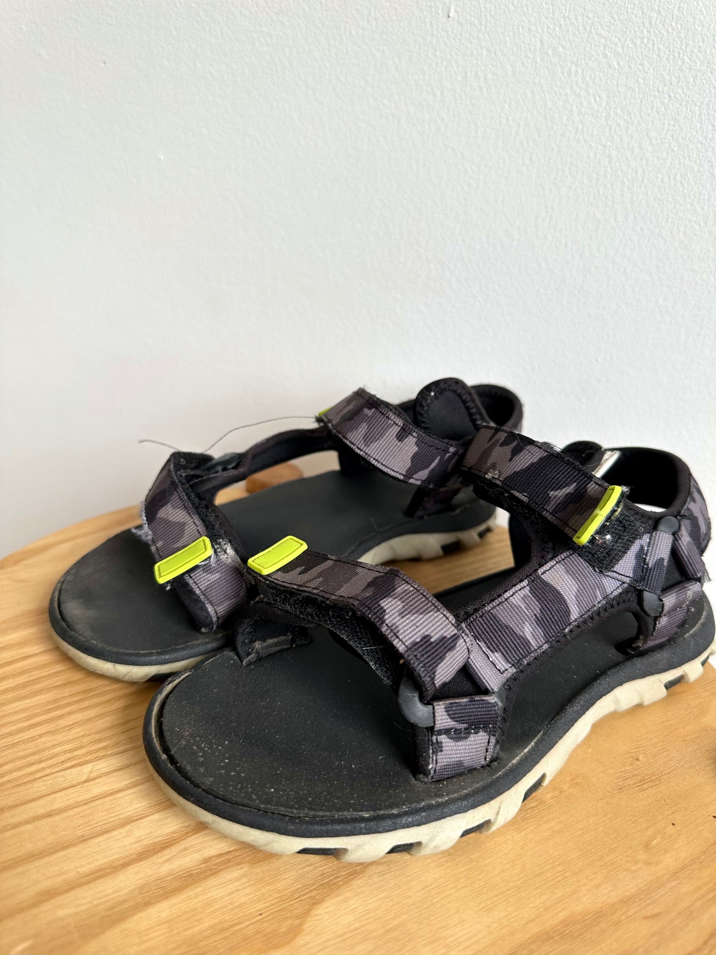 Strap Camo Grey Sandals / Size 1 Big Kids