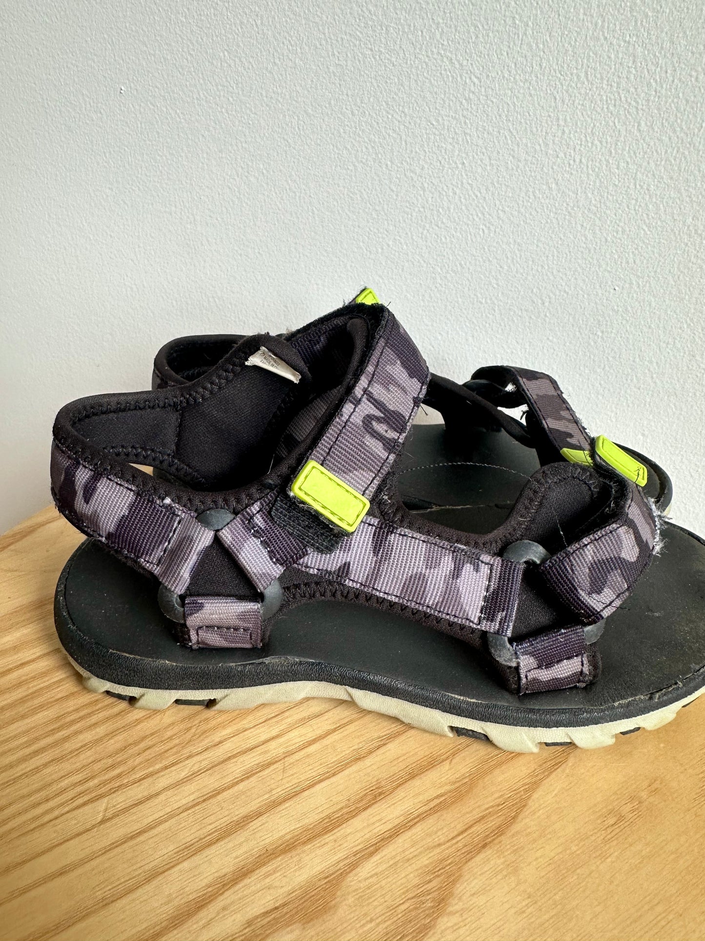 Strap Camo Grey Sandals / Size 1 Big Kids