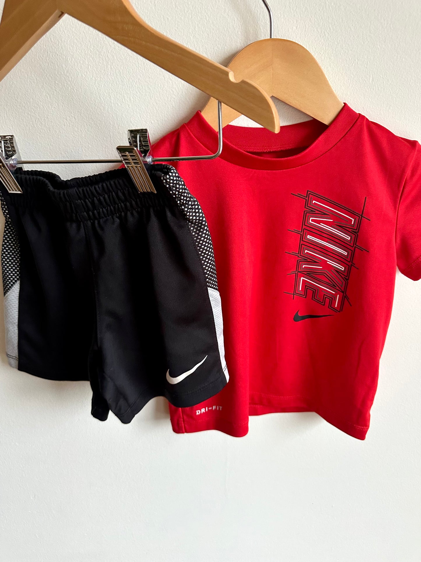 Nike T-shirt + Active Shorts Set / 24m