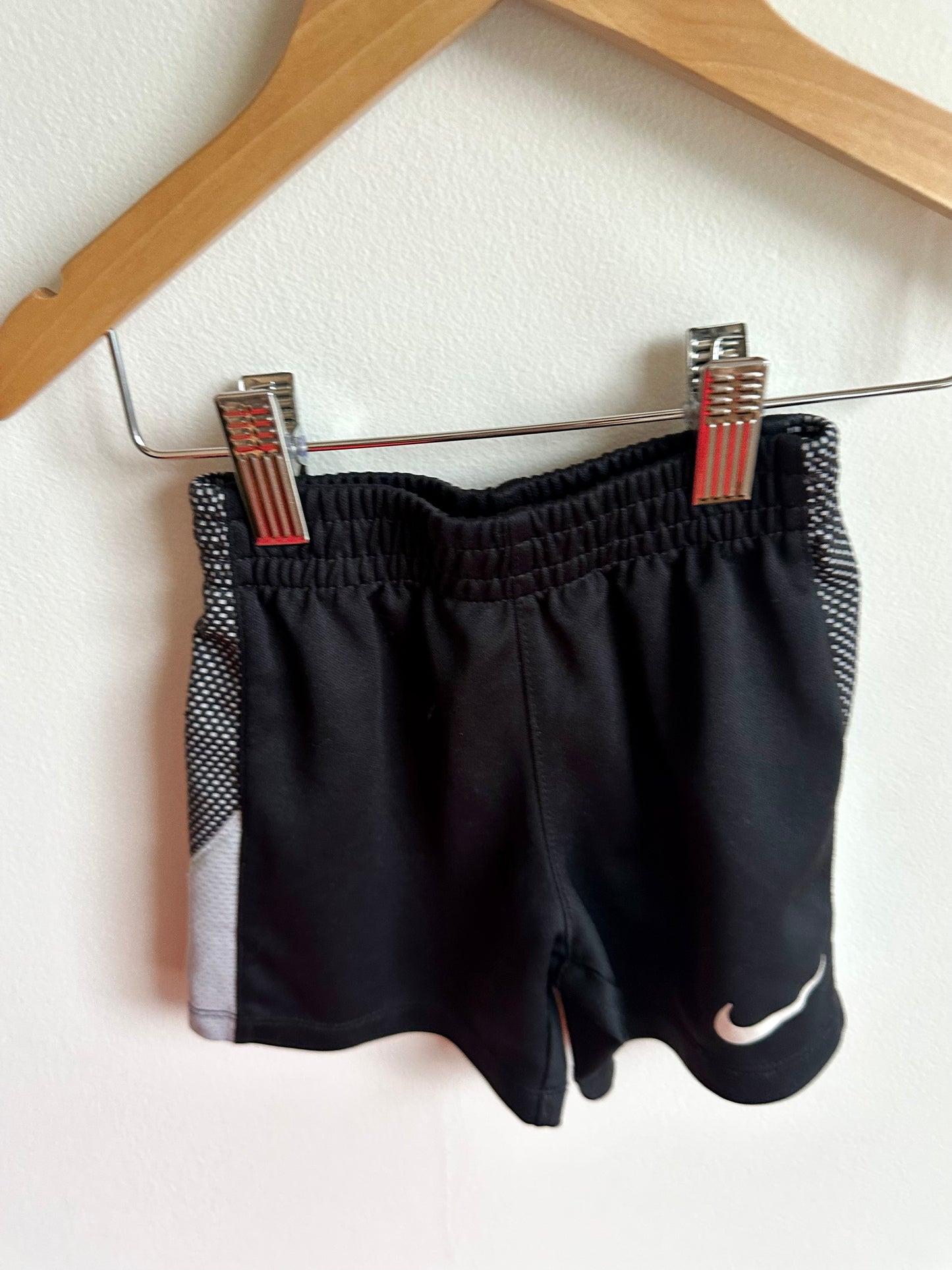 Nike T-shirt + Active Shorts Set / 24m