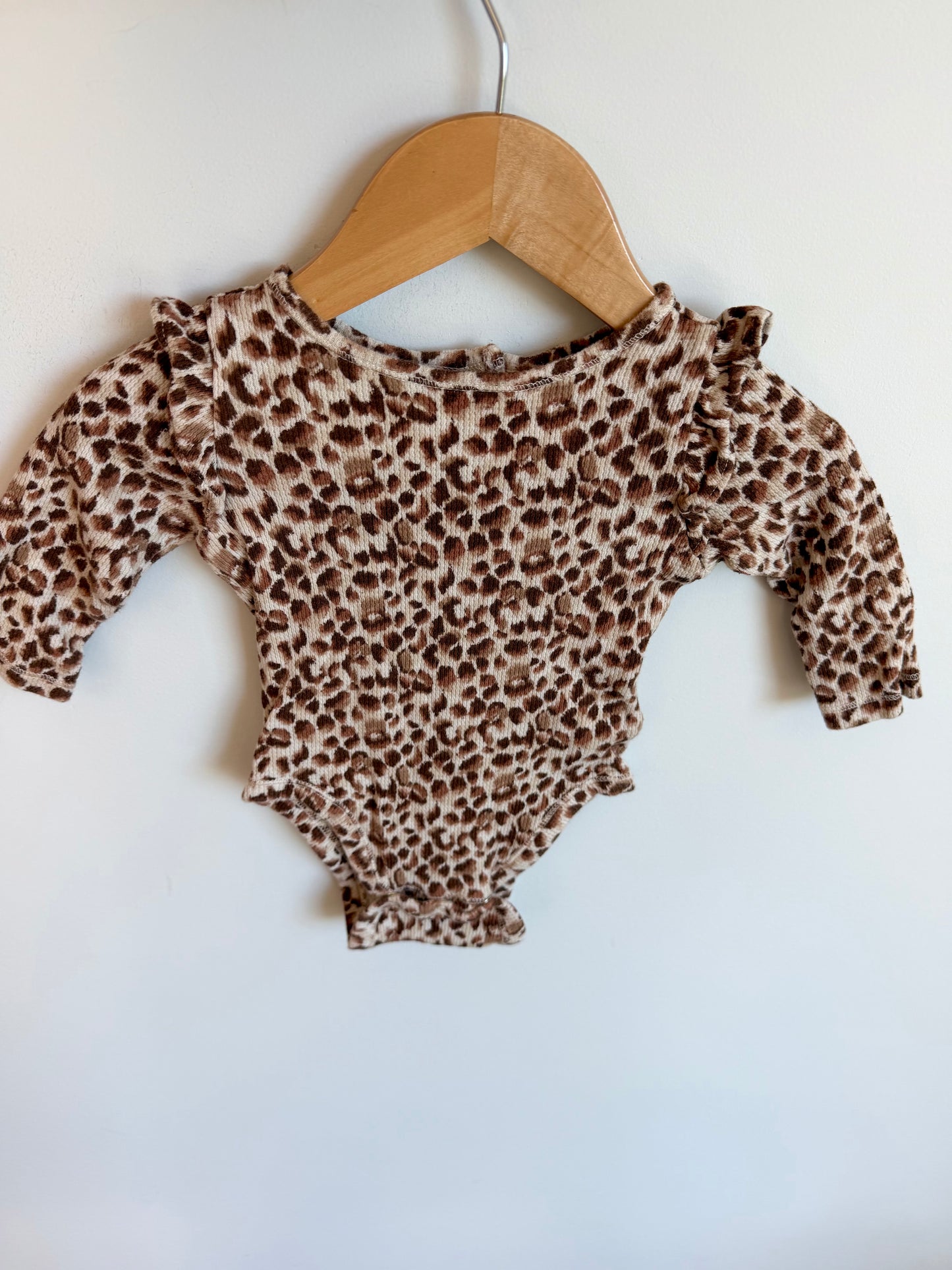 Animal Print Ruffle Shoulder Bodysuit / 3-6m