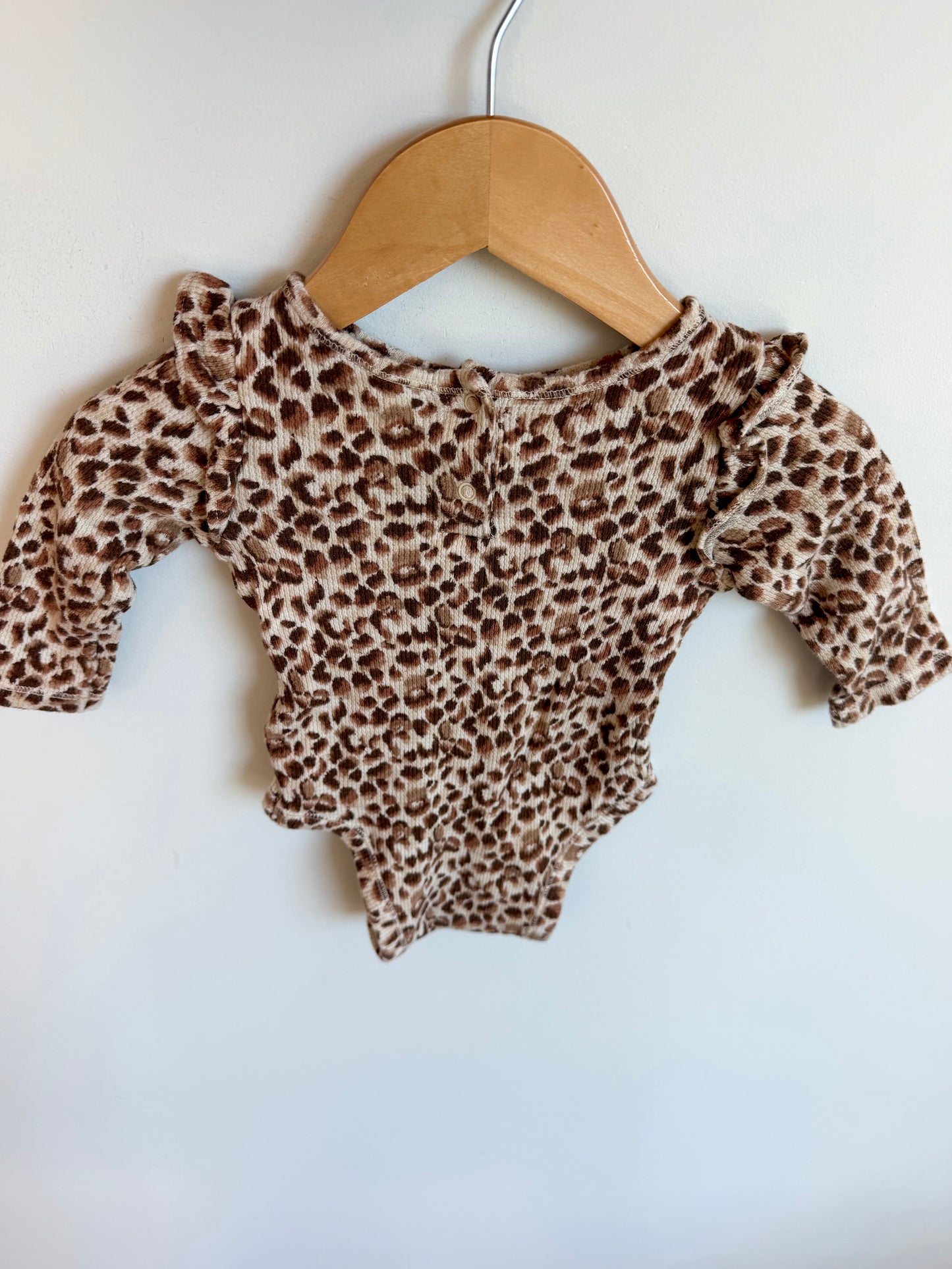 Animal Print Ruffle Shoulder Bodysuit / 3-6m