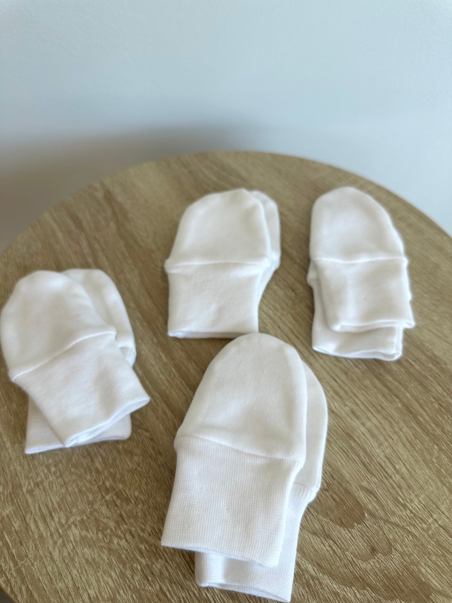 Set of 4 White Mittens / 0-3m