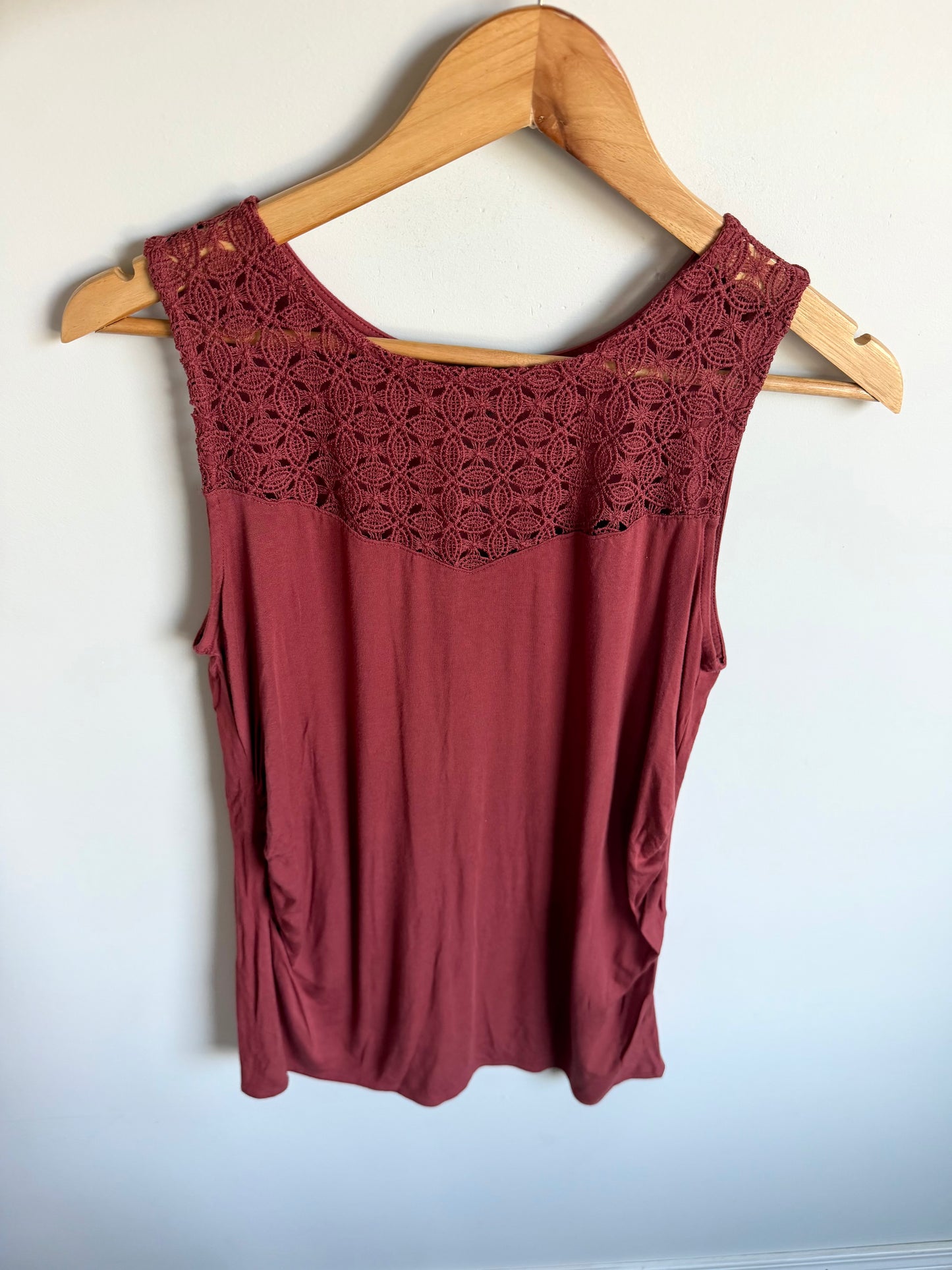 Lace Detail Berry Maternity Top / Medium