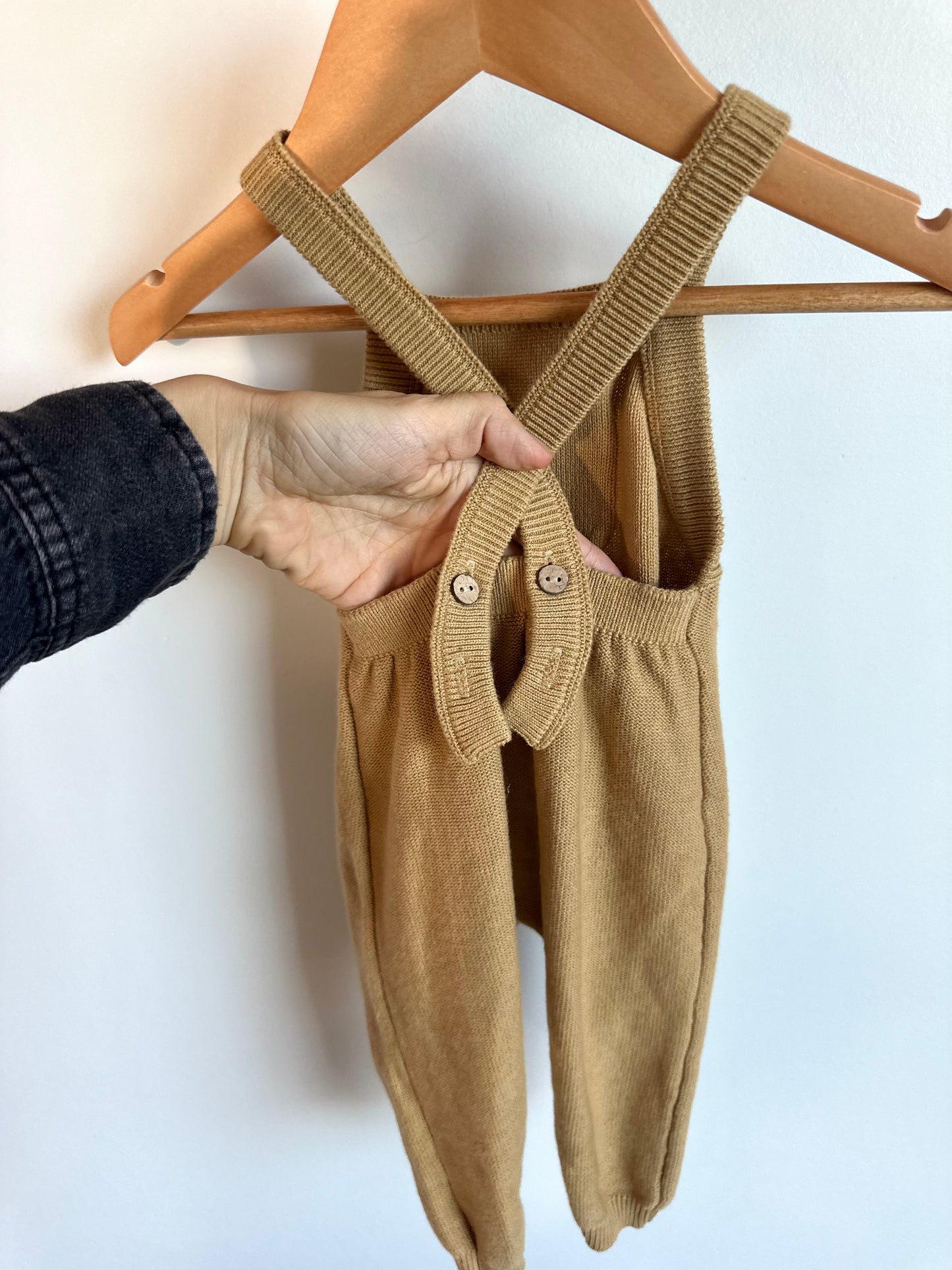 Quincy Mae Caramel Knit Overalls / 3-6m