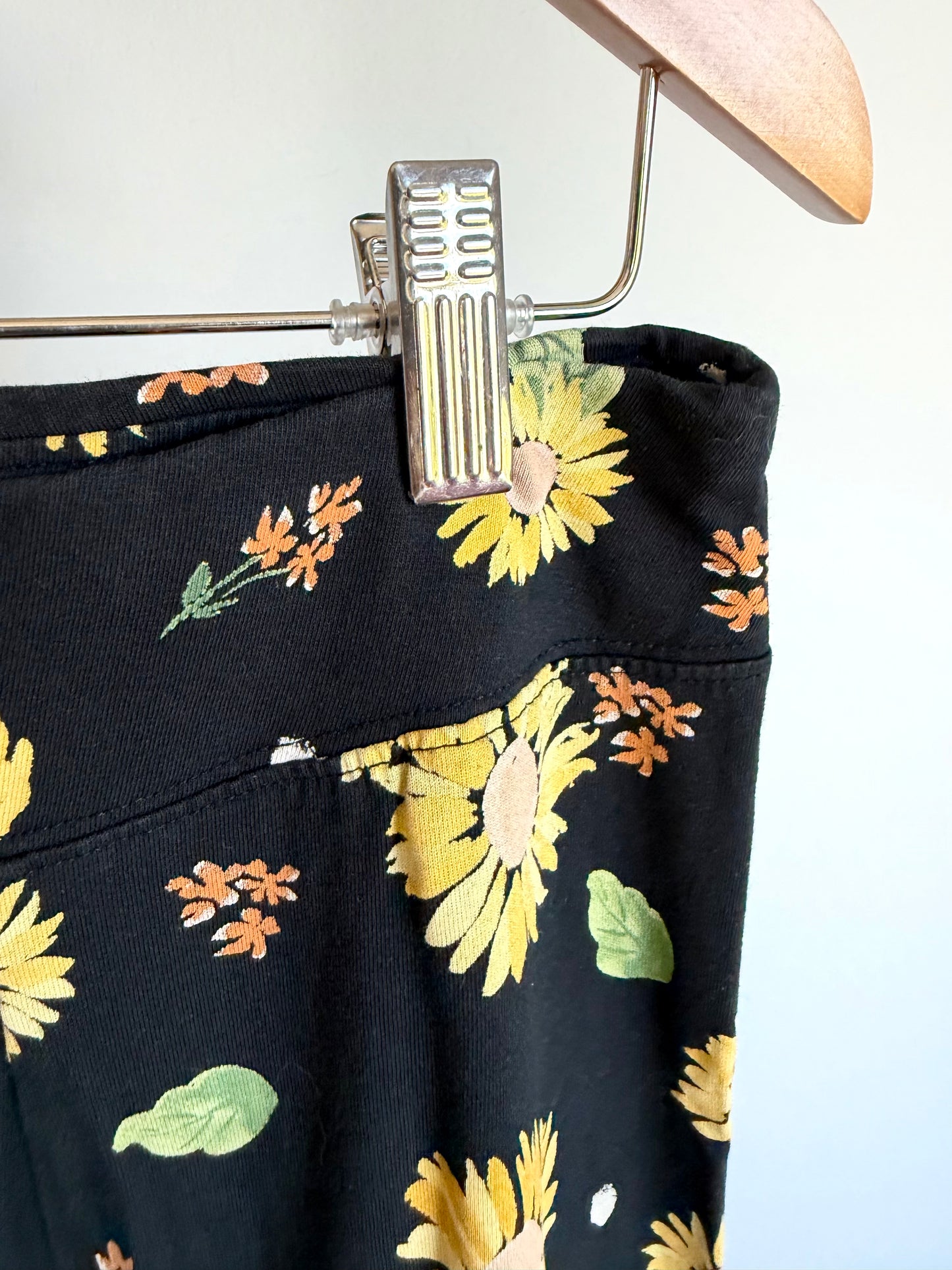 Black Yellow Flower Leggings / 10 years