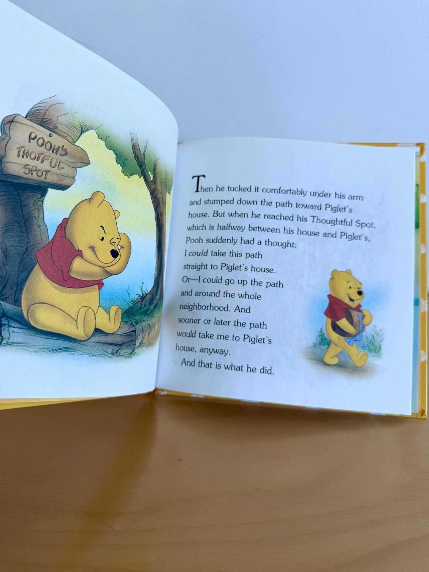Pooh's Neighbourhood Book / 3-5 years