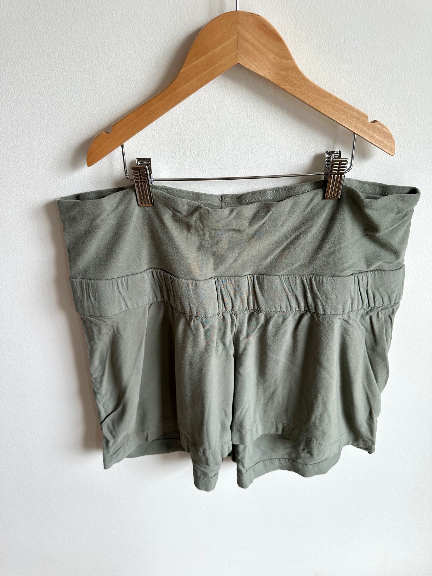 H&M Sage Maternity Shorts / M